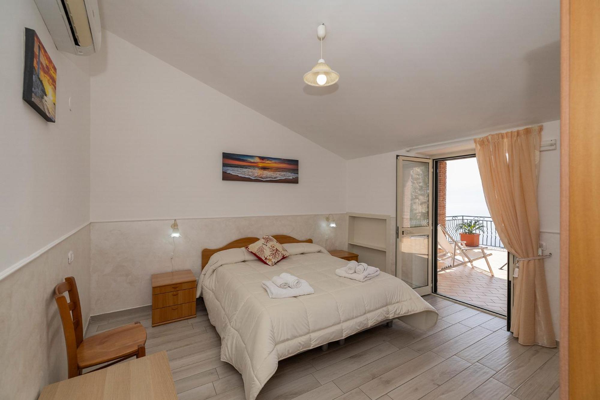 Deluxe Double Room with Sea View - Photo 11