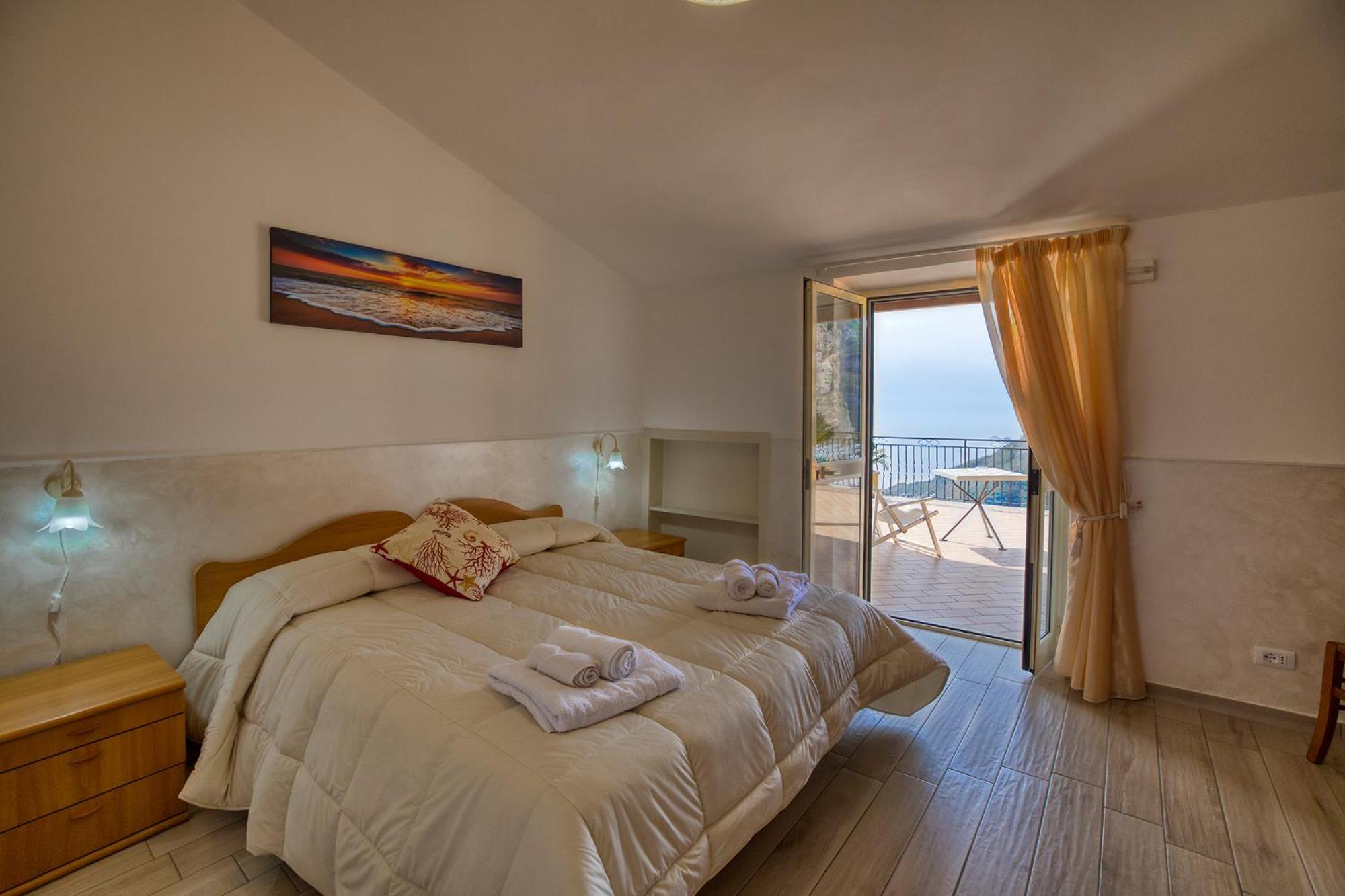 Deluxe Double Room with Sea View - Photo 12