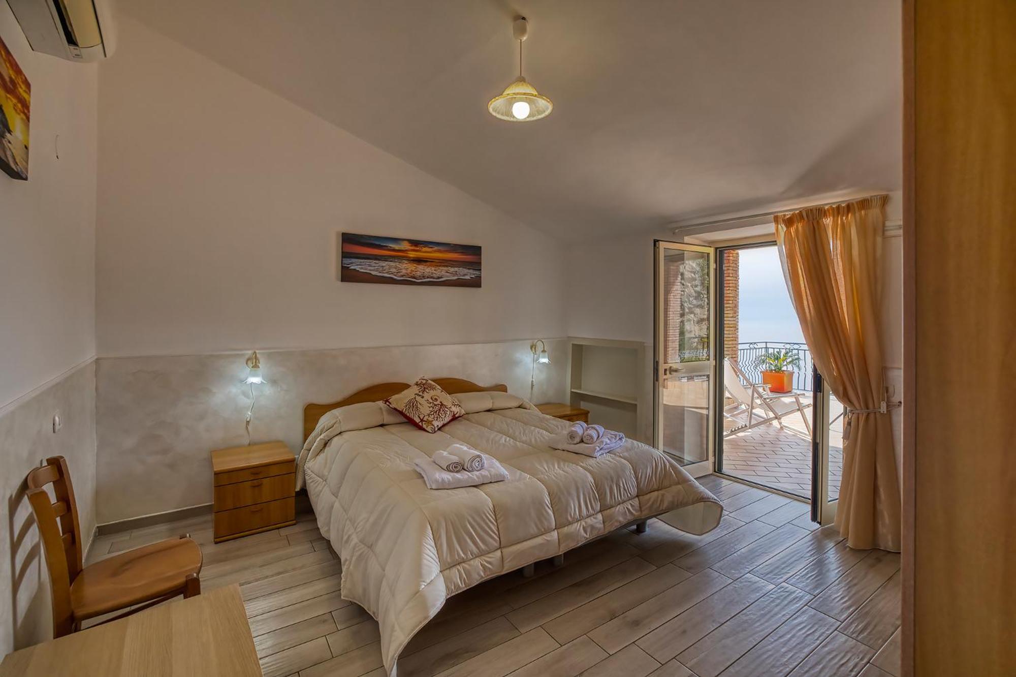 Deluxe Double Room with Sea View - Photo 9