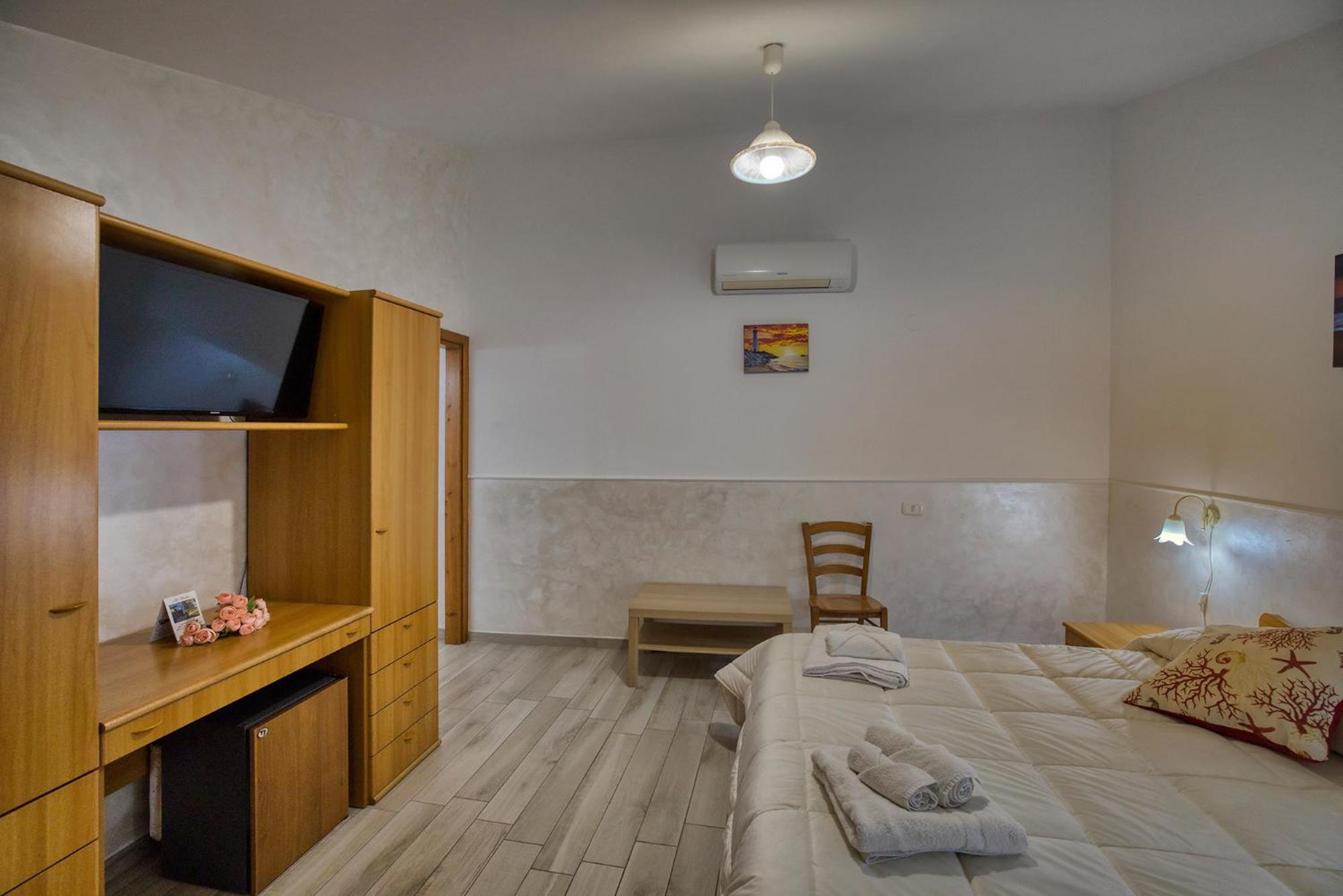 Deluxe Double Room with Sea View - Photo 8