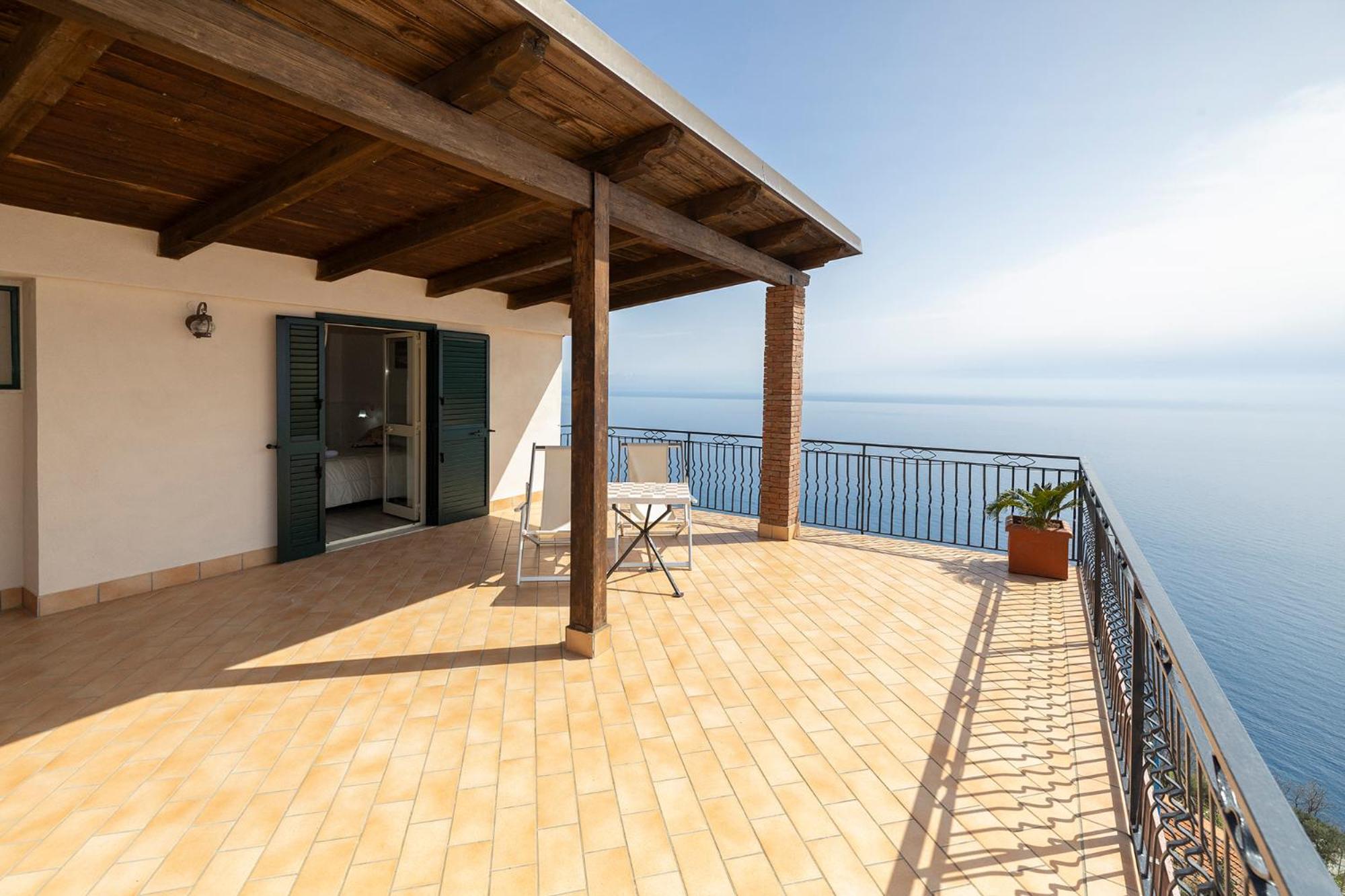 Deluxe Double Room with Sea View - Photo 4