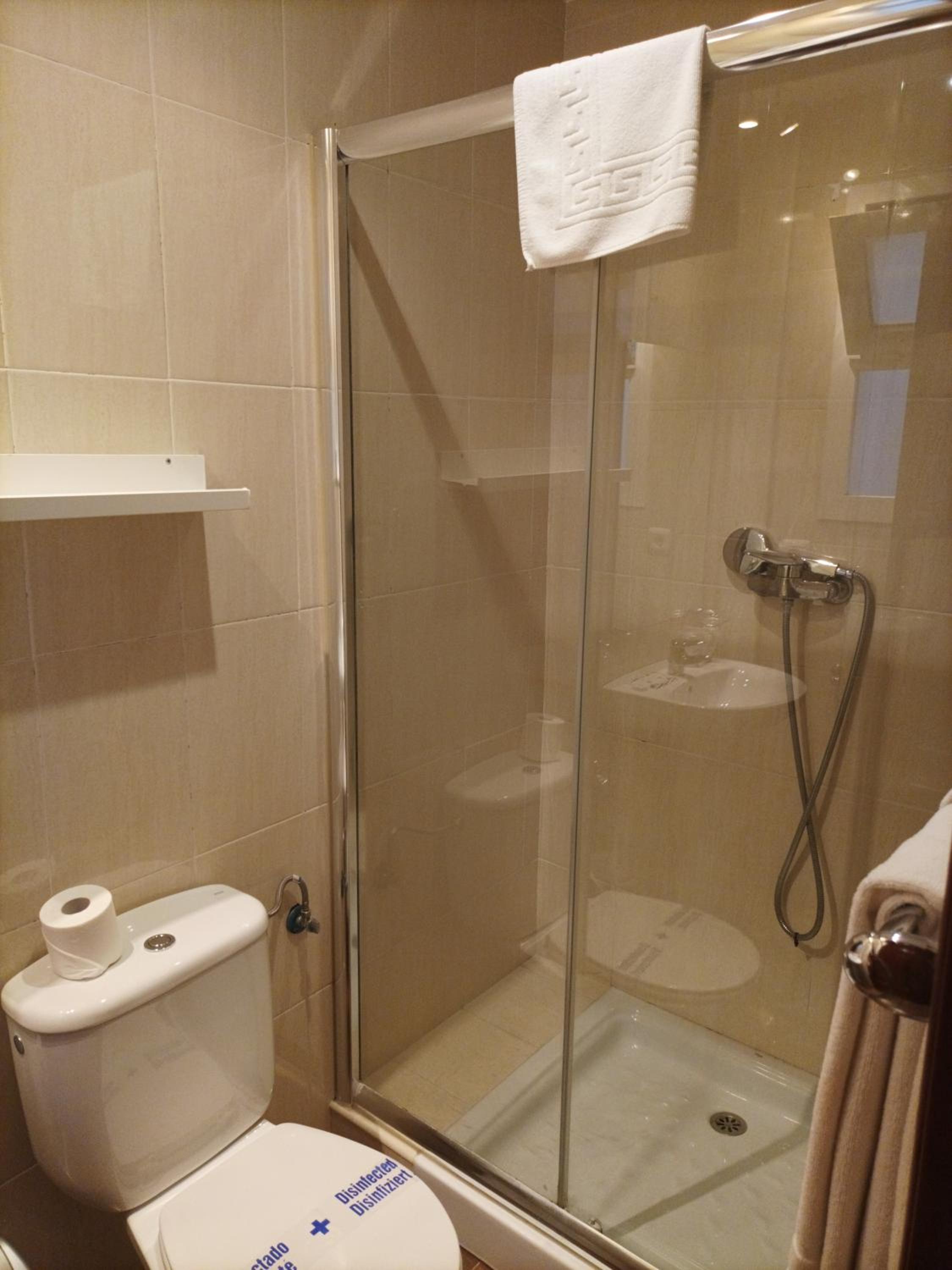 Double or Twin Room - Photo 5