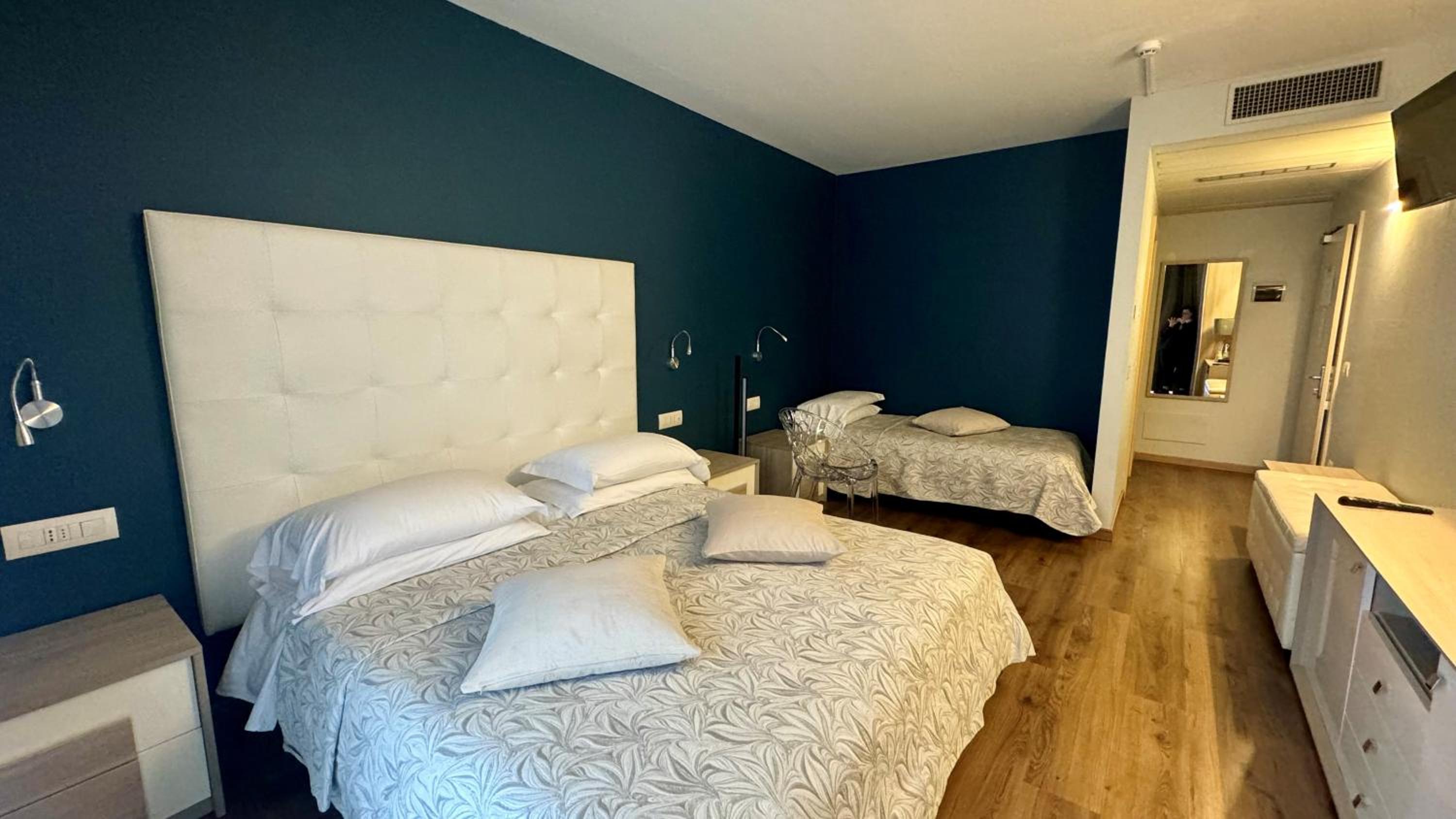 Comfort triple room with balcony and pool view
