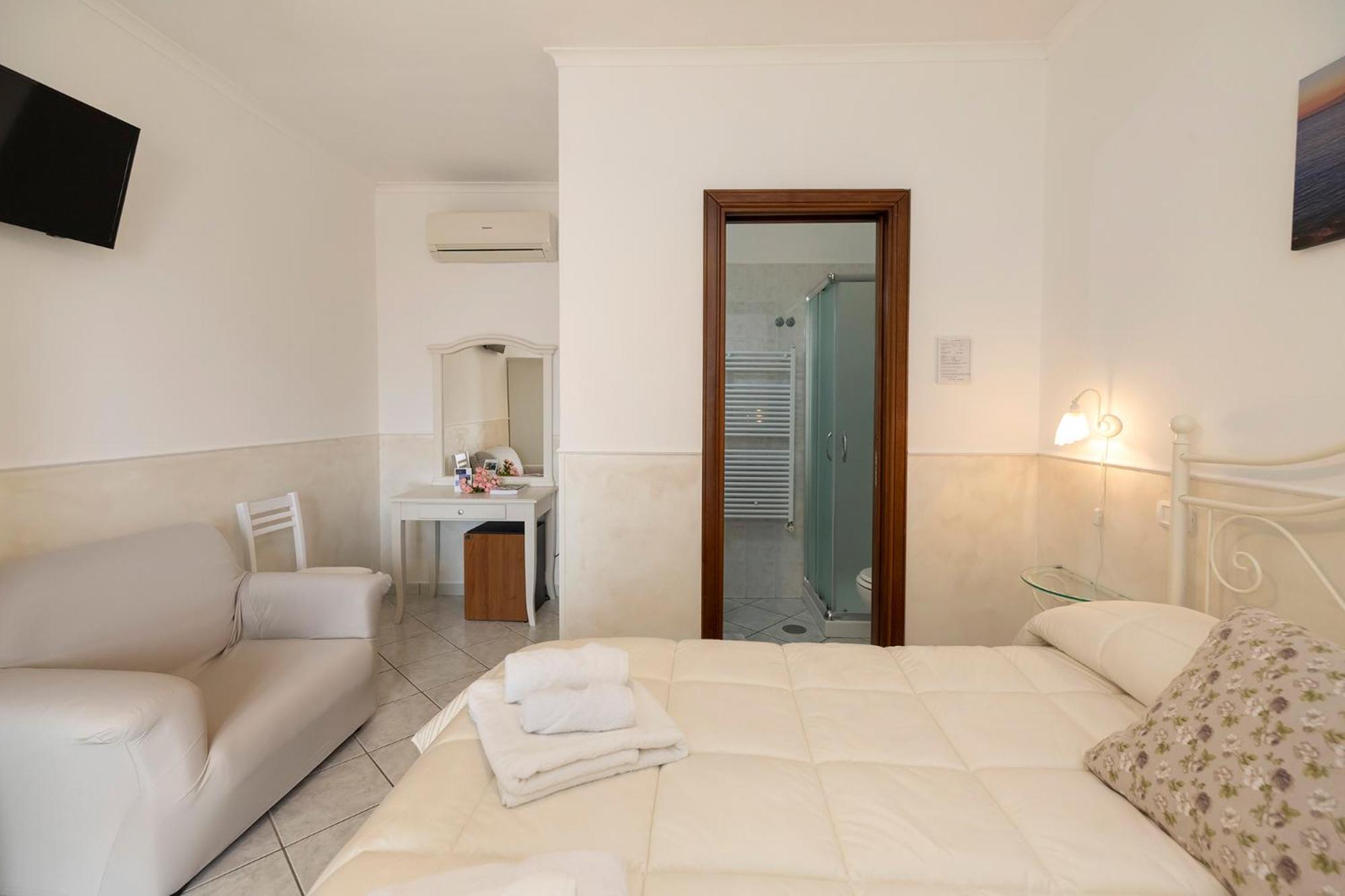 Double Room - Photo 18