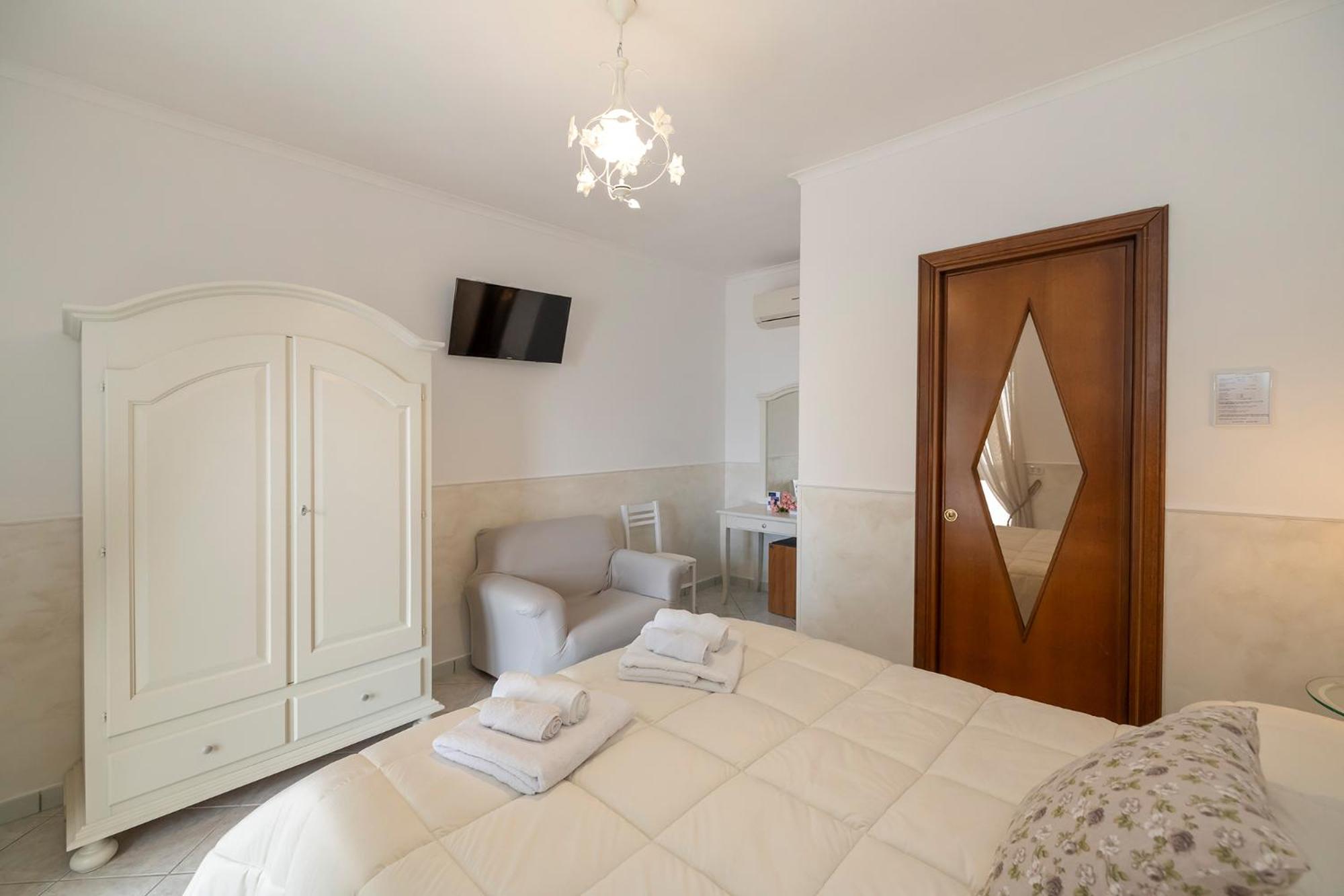 Double Room - Photo 17