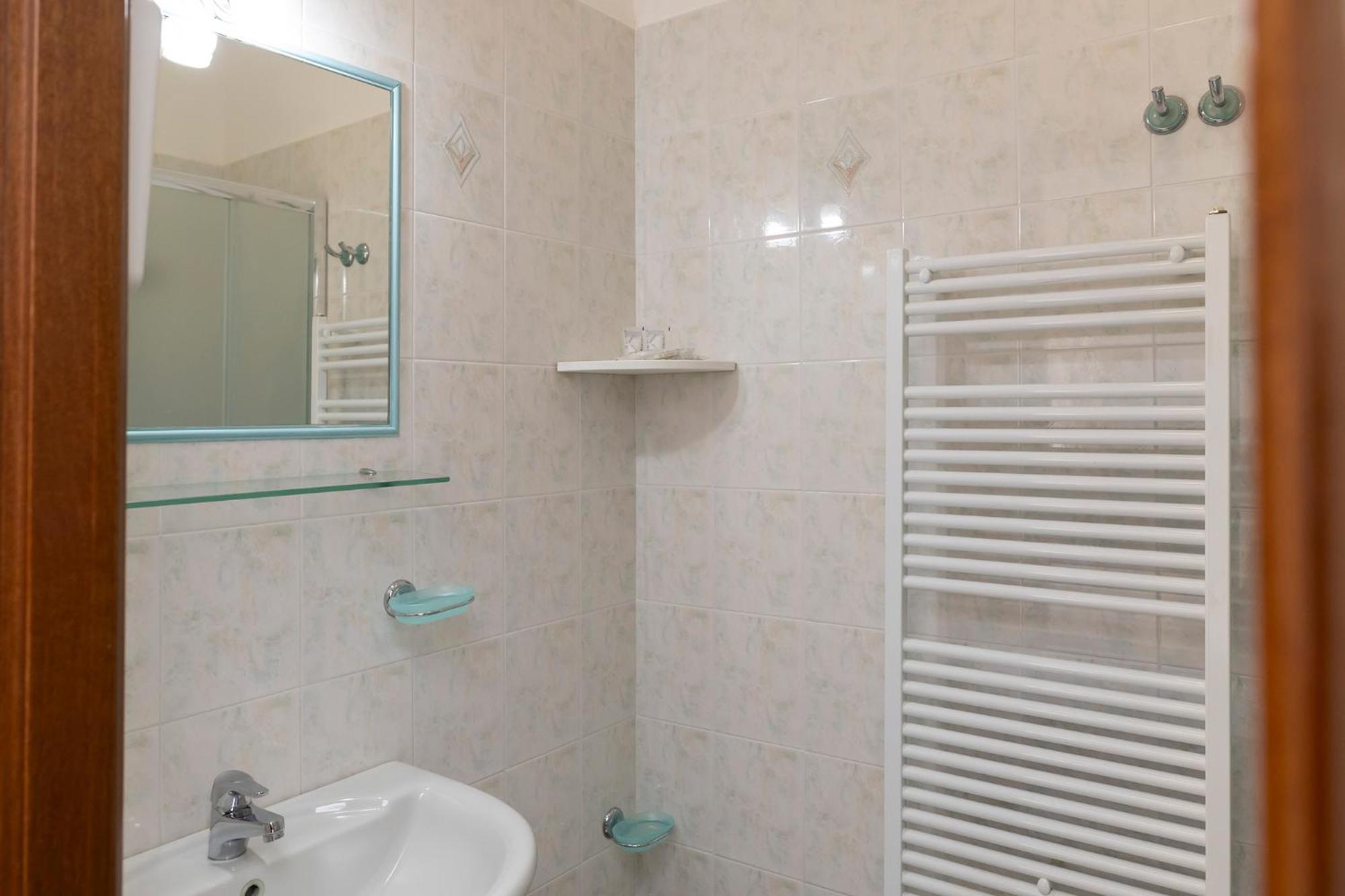 Double Room - Photo 16