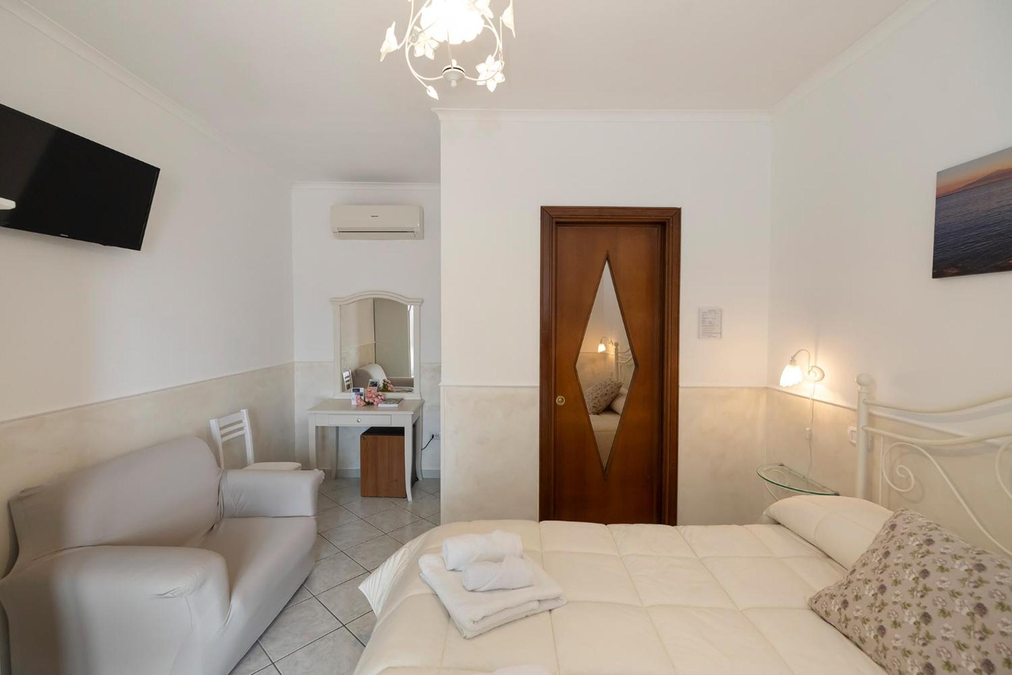 Double Room - Photo 15