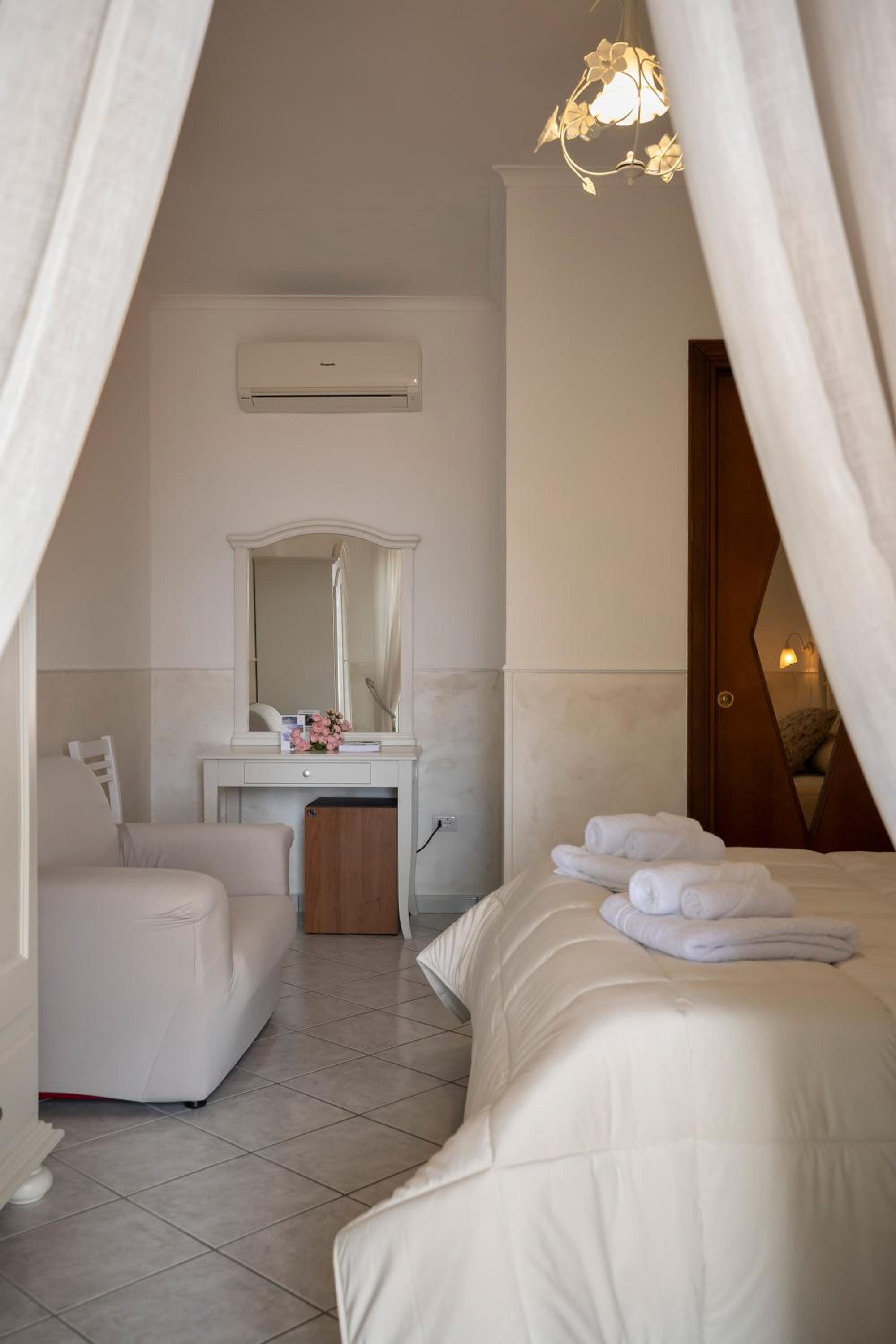 Double Room - Photo 25