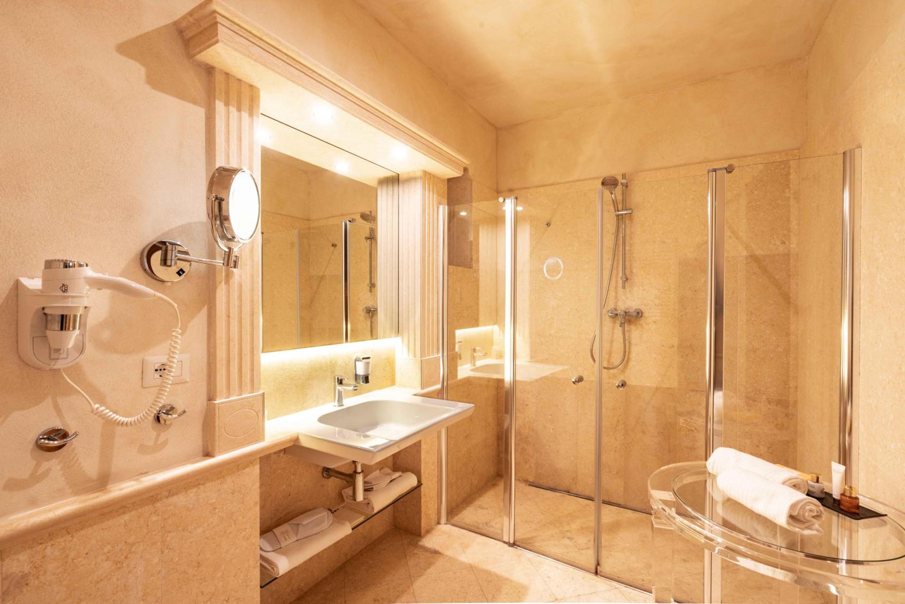 Classic Double Room - Photo 8