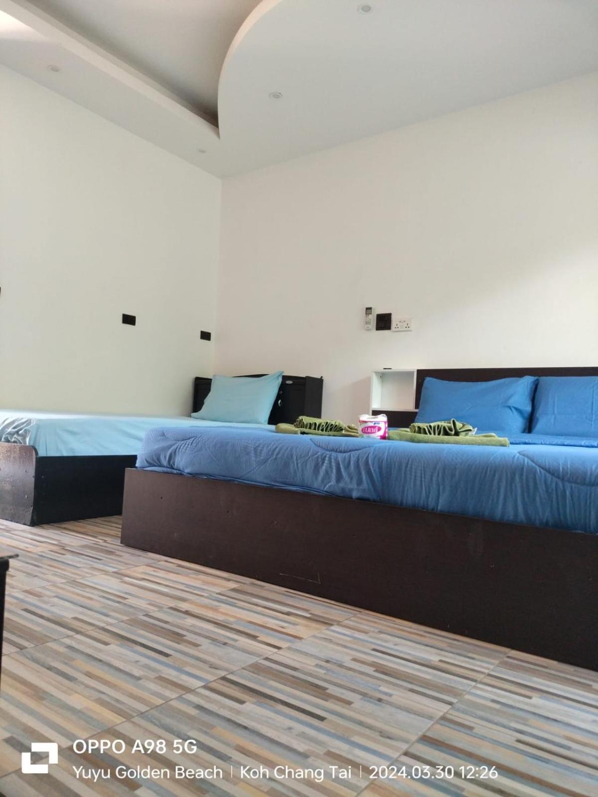 Family Room with Lake View - Photo 2