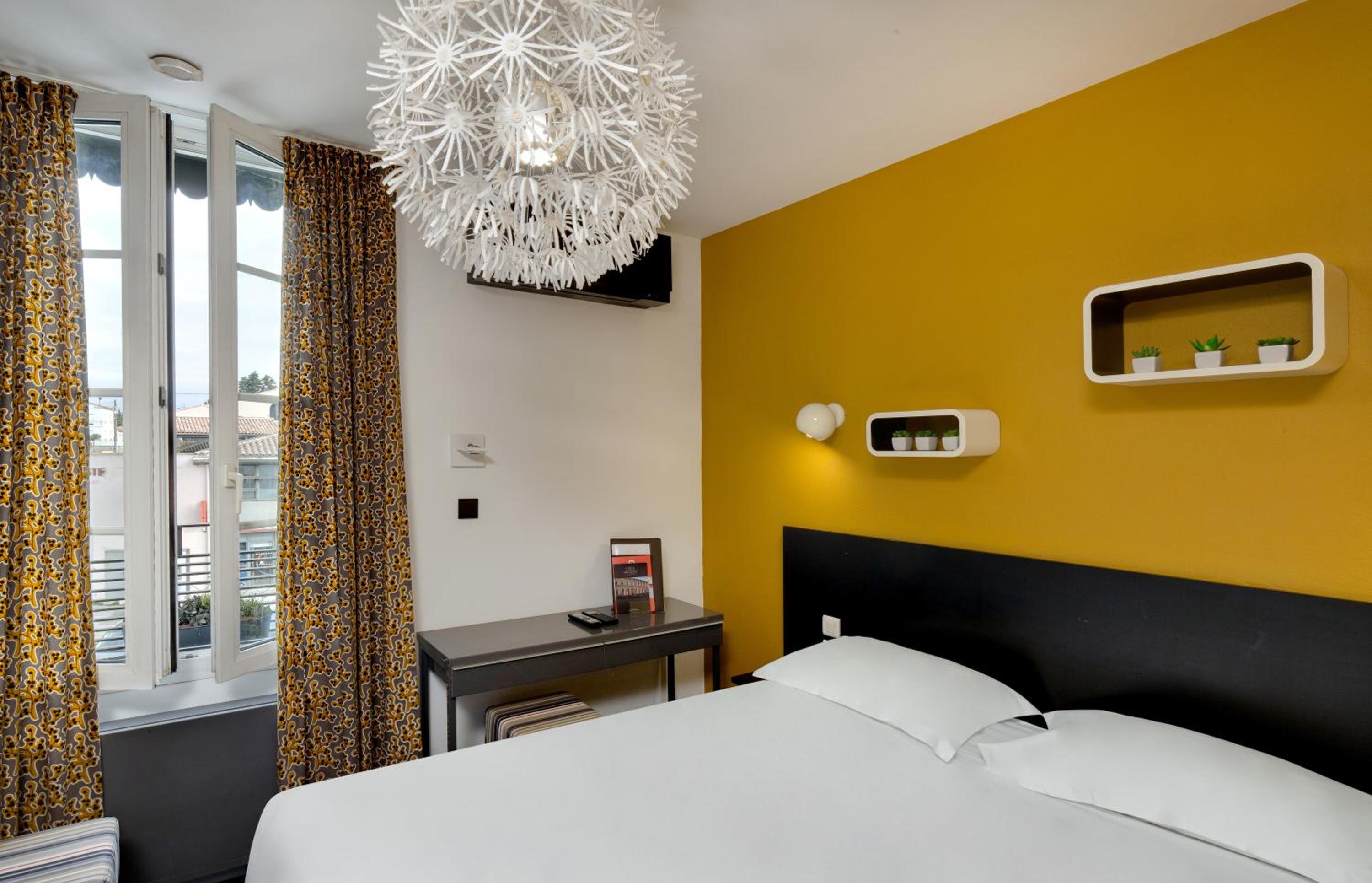 Standard Double Room - Photo 9