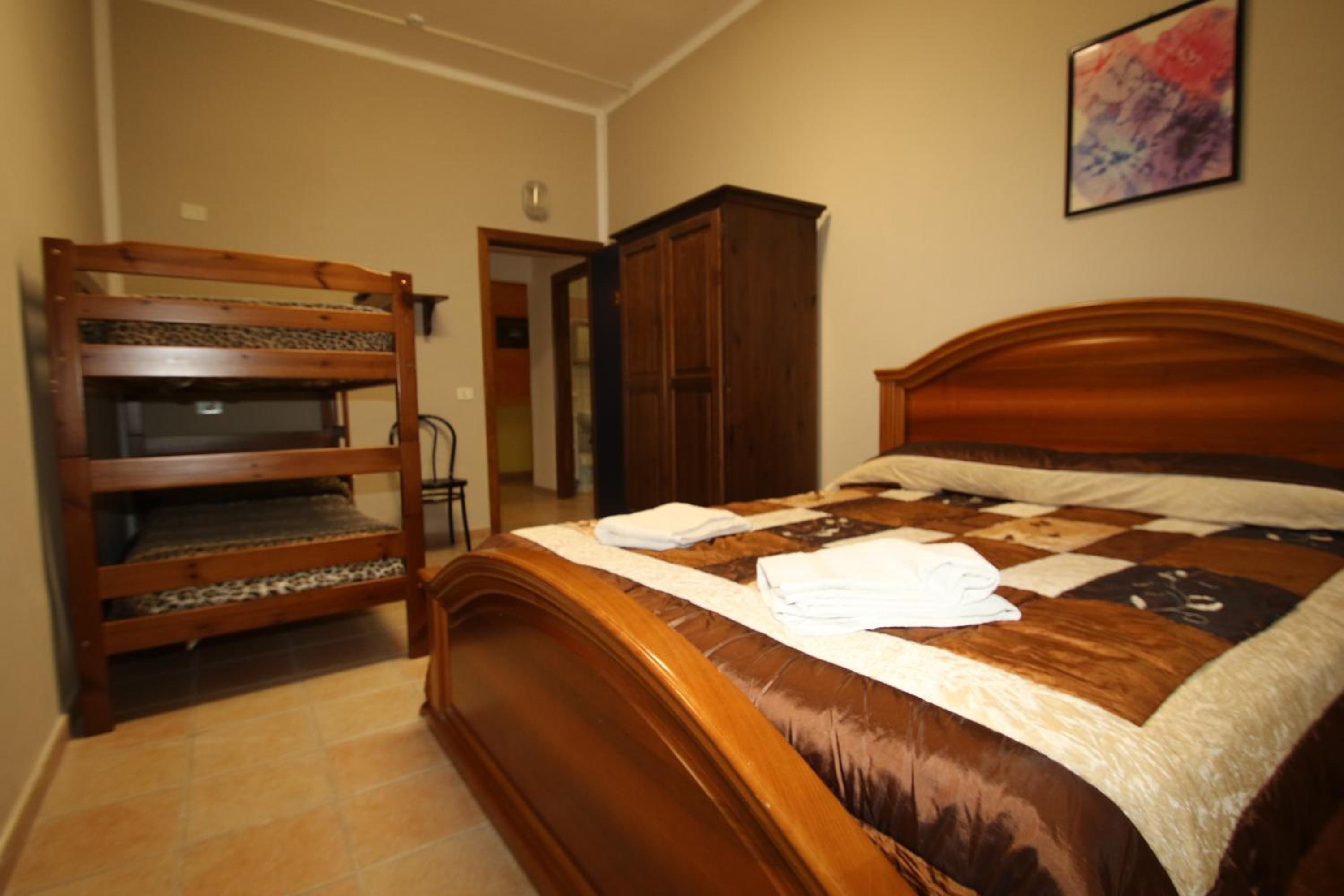 Quadruple Room with Shared Bathroom photo 2