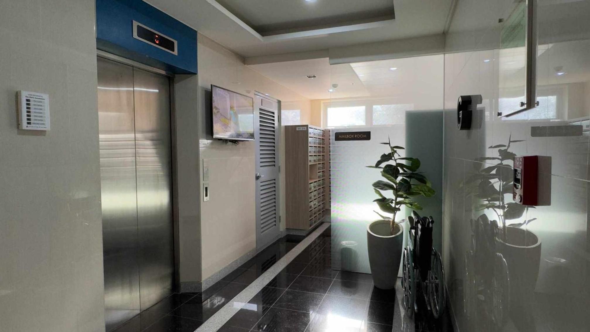 Suite - Photo 19