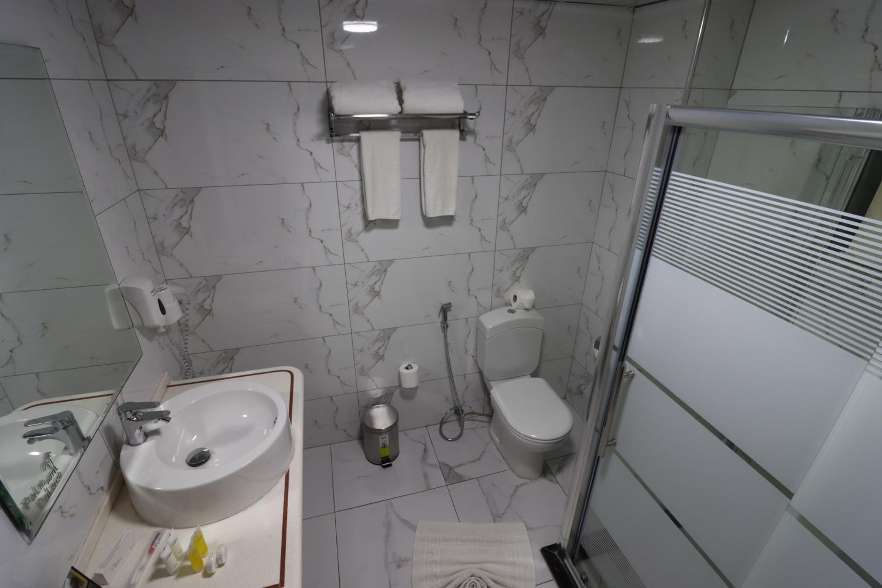 Twin Room - Photo 5