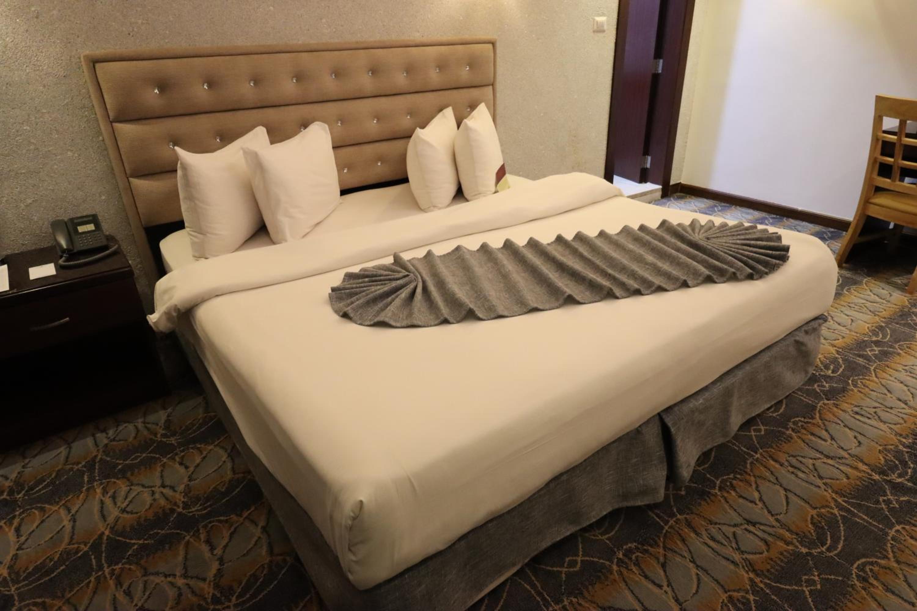 Standard King Room - Photo 5