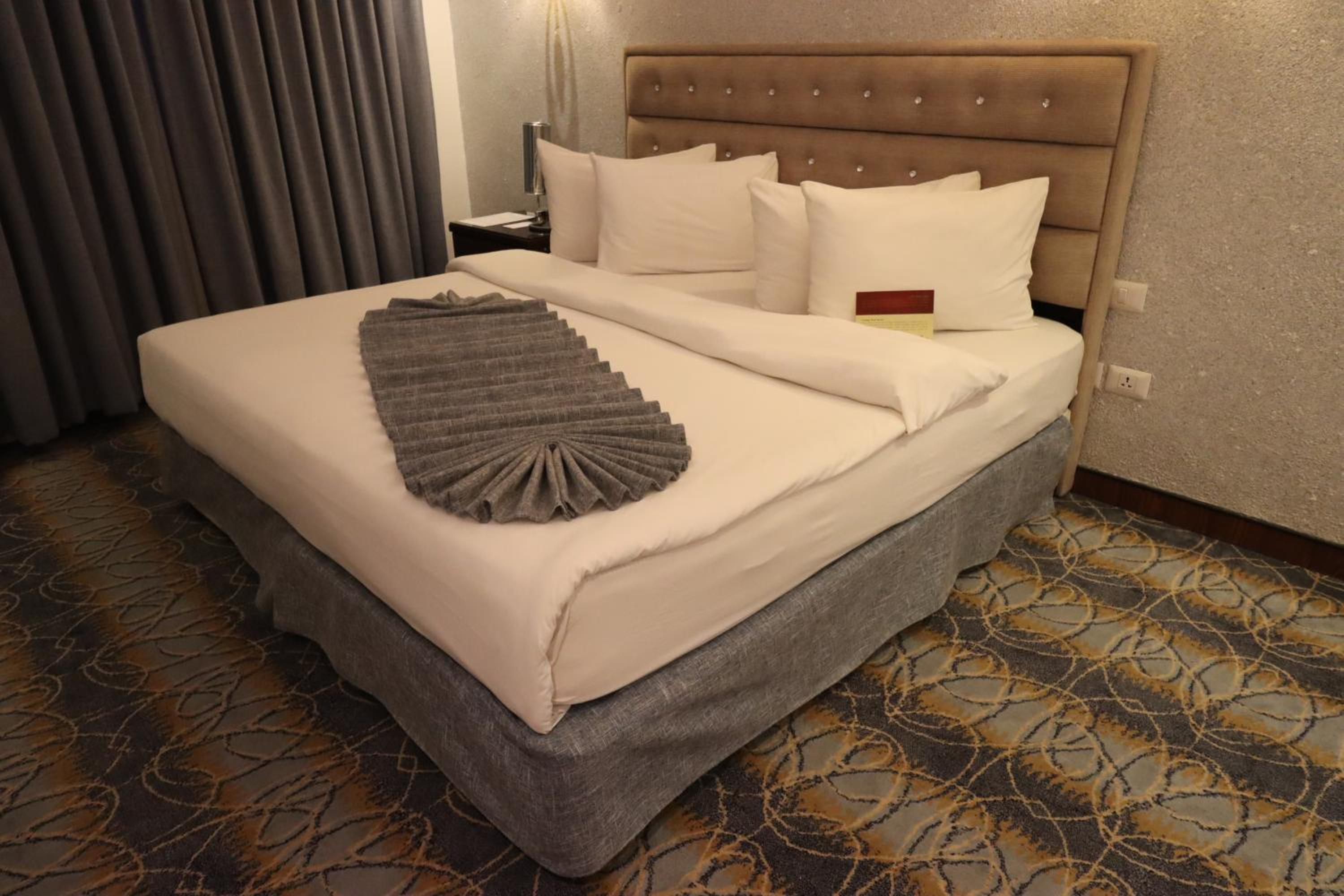Standard King Room - Photo 6