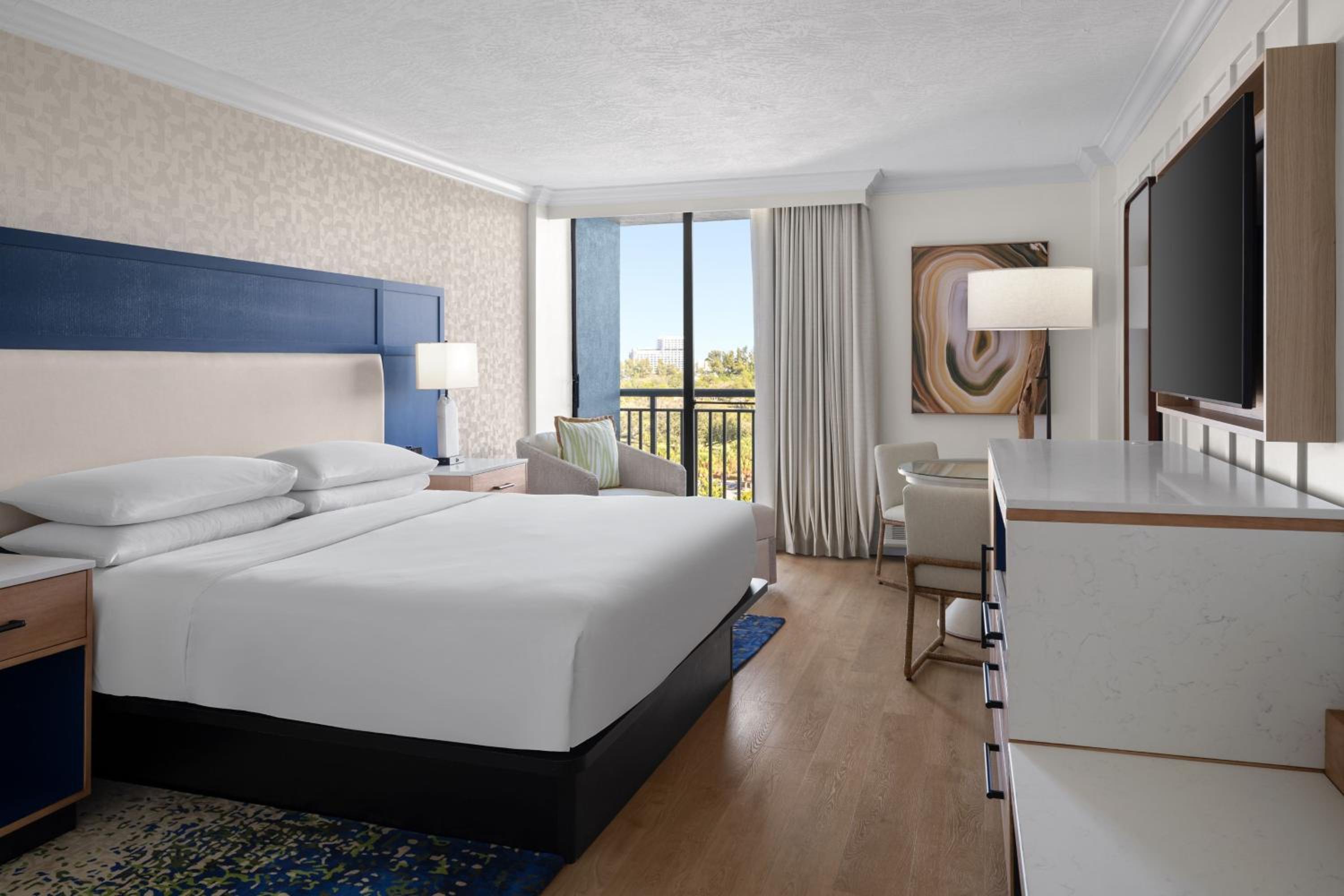 Guest room, 1 King, Partial gulf view, High floor, Balcony photo 1