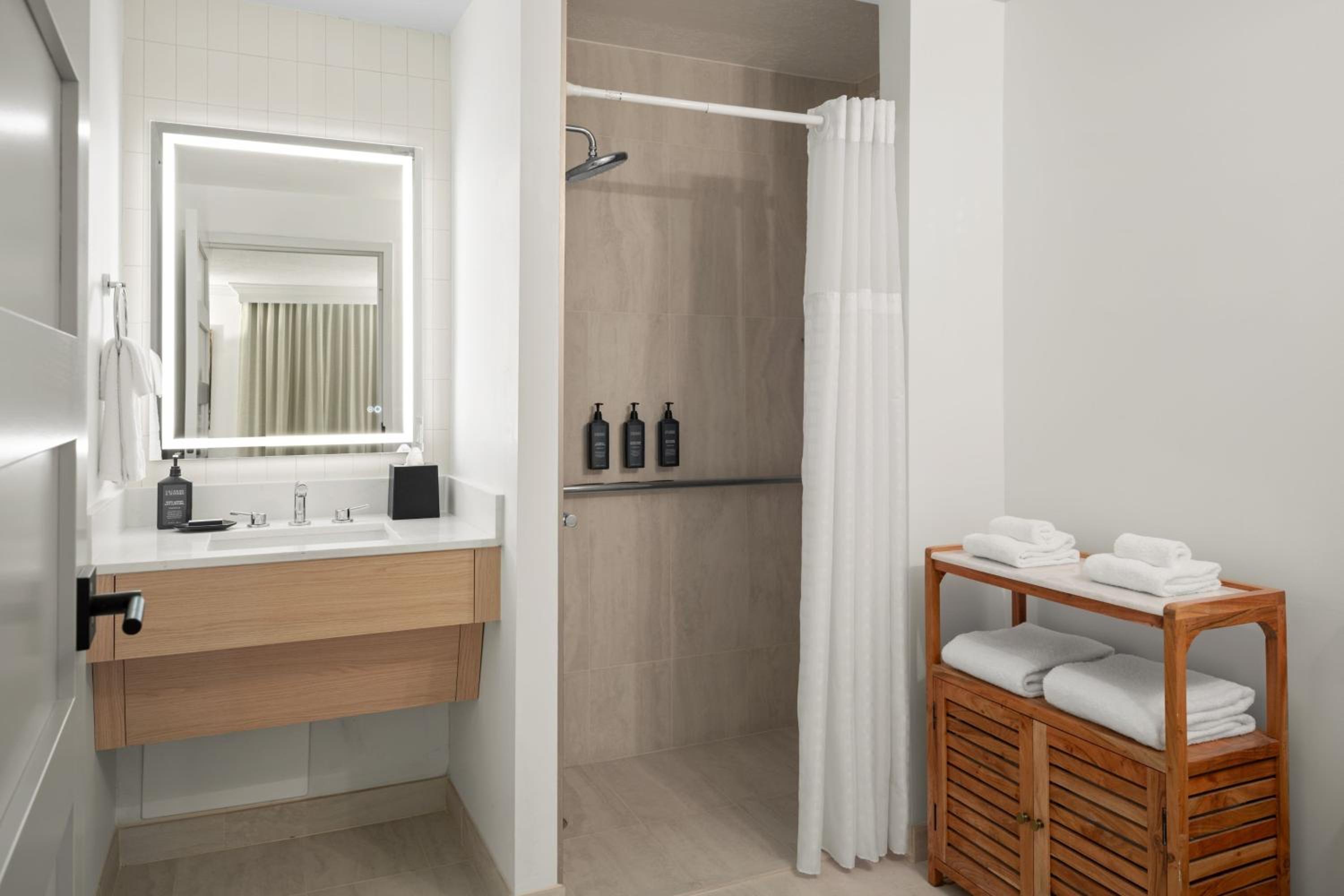 Guest room, 1 King, Partial gulf view, High floor, Balcony photo 2
