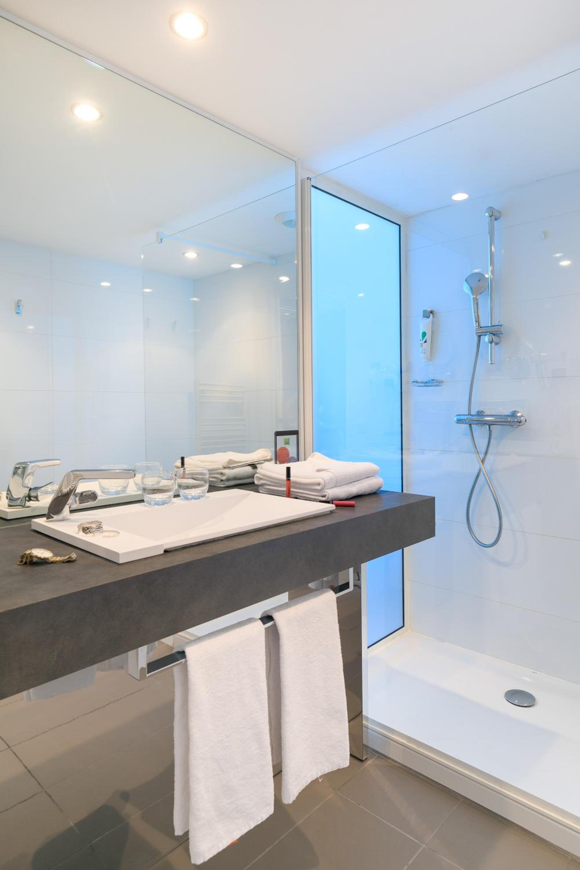 Standard Twin Room - Photo 4