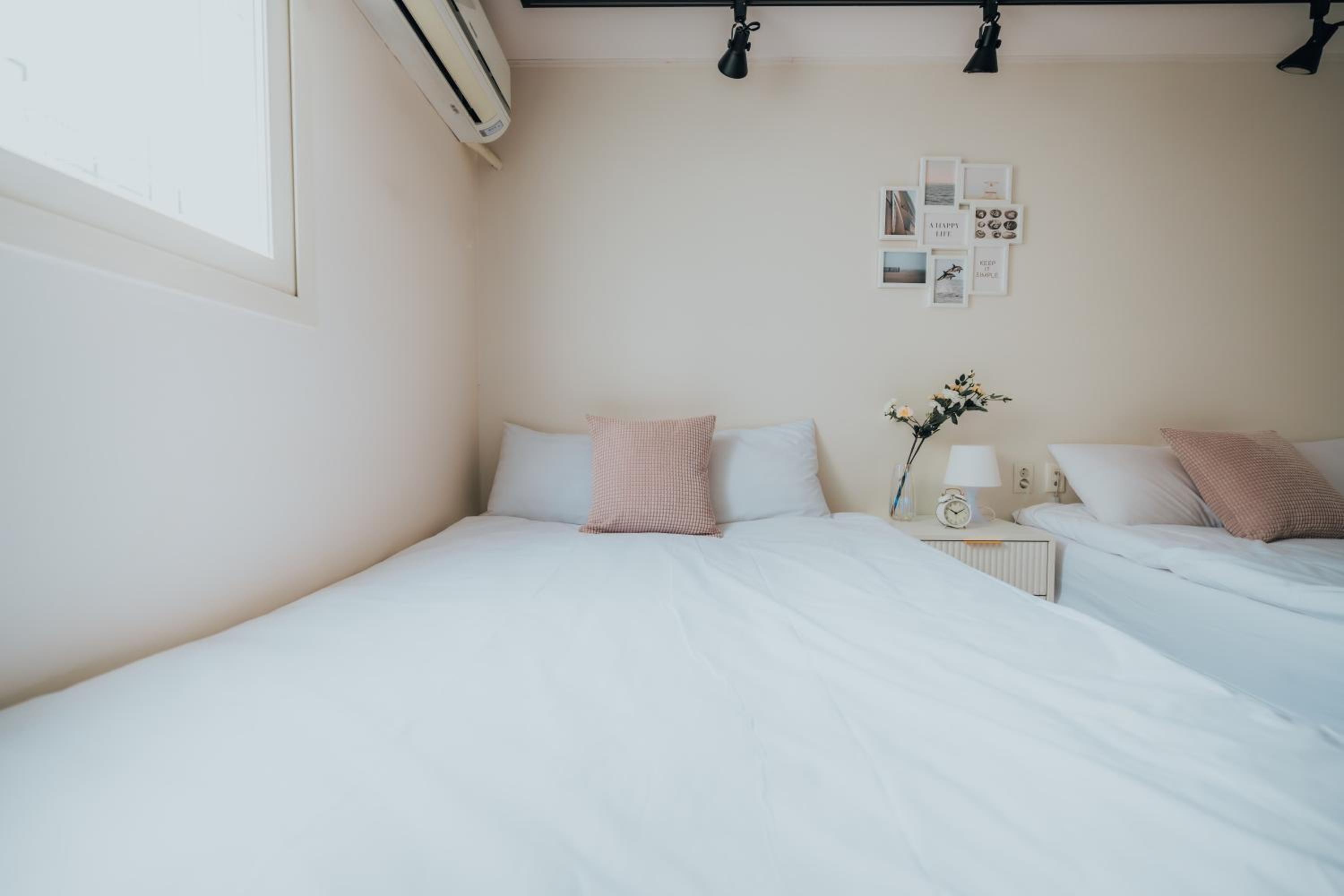Family Twin Room - Photo 10