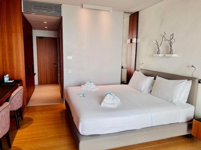 Junior Suite with Lake View and Spa Access photo 2
