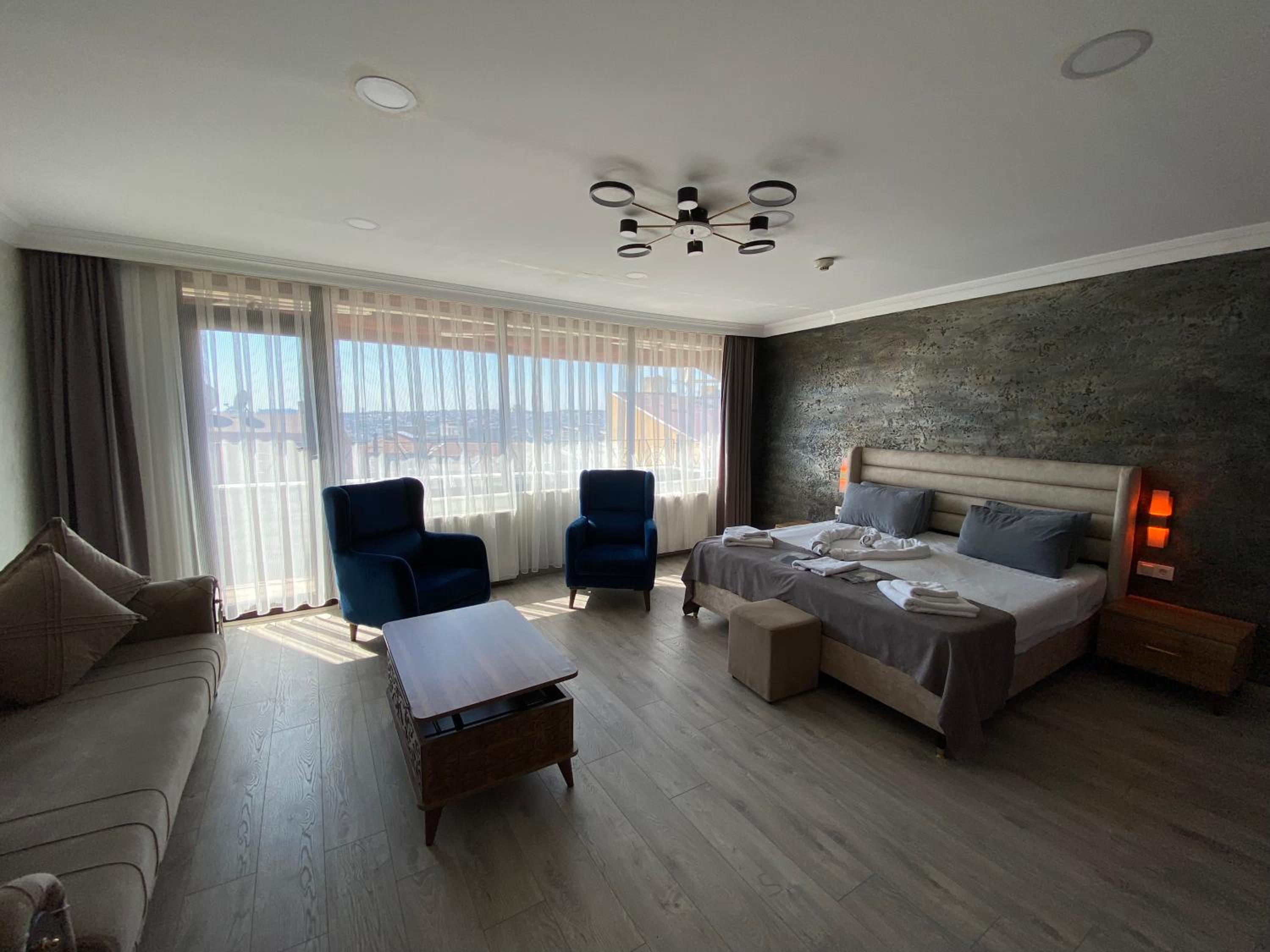 Suite with Balcony photo 3