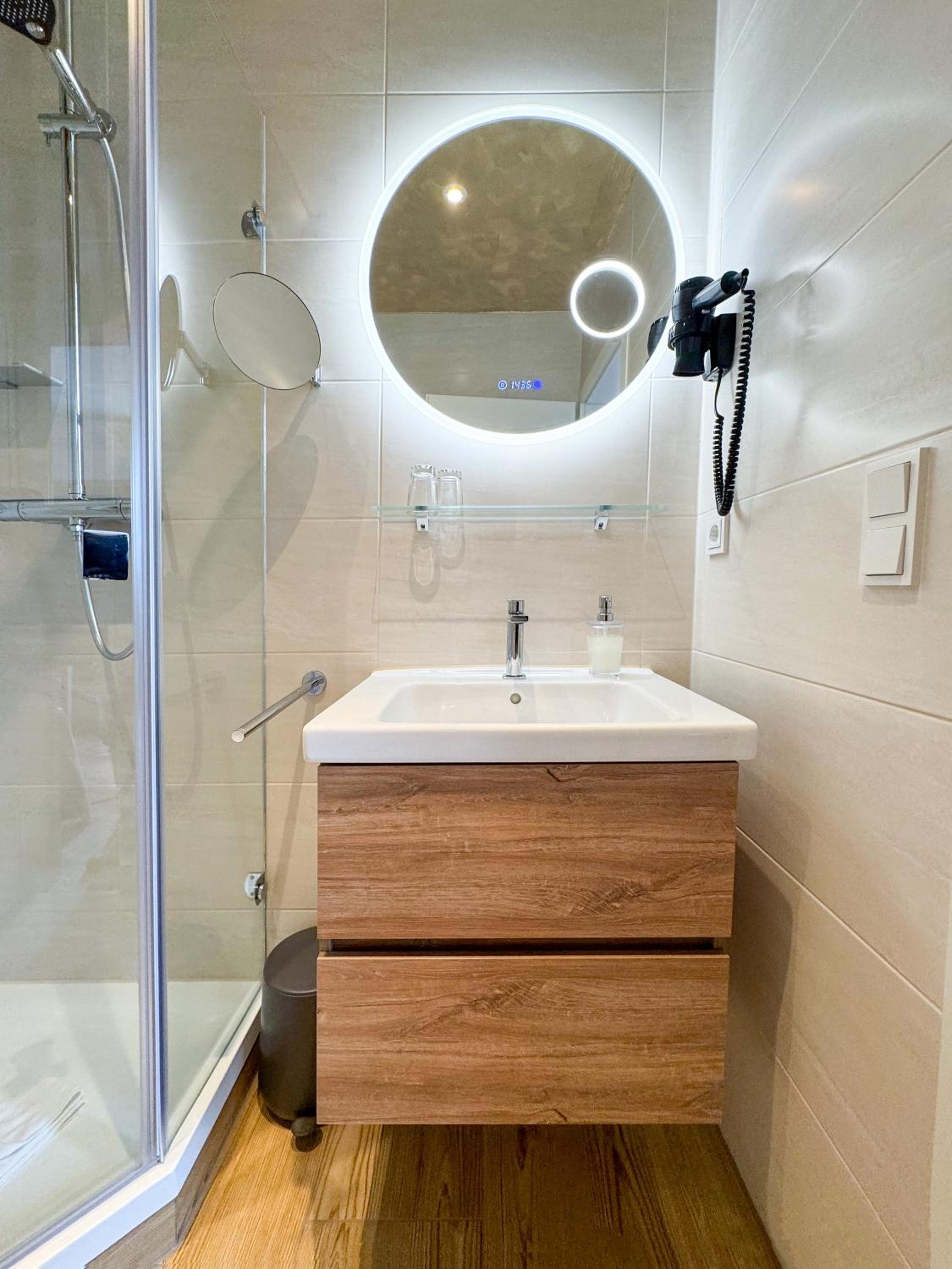 Double or Twin Room with terrace and lake view photo 3