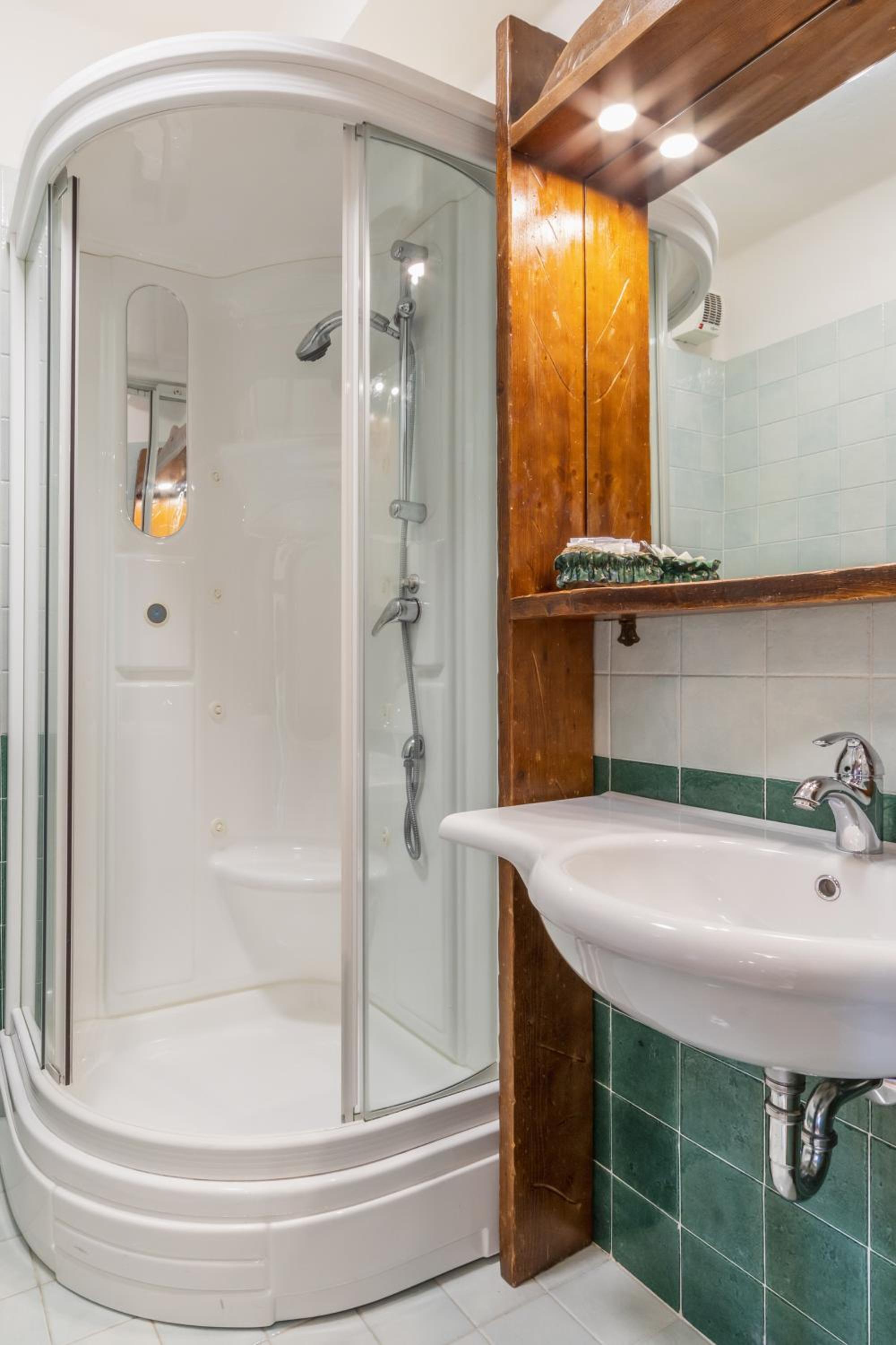 Double or Twin Room - Photo 9