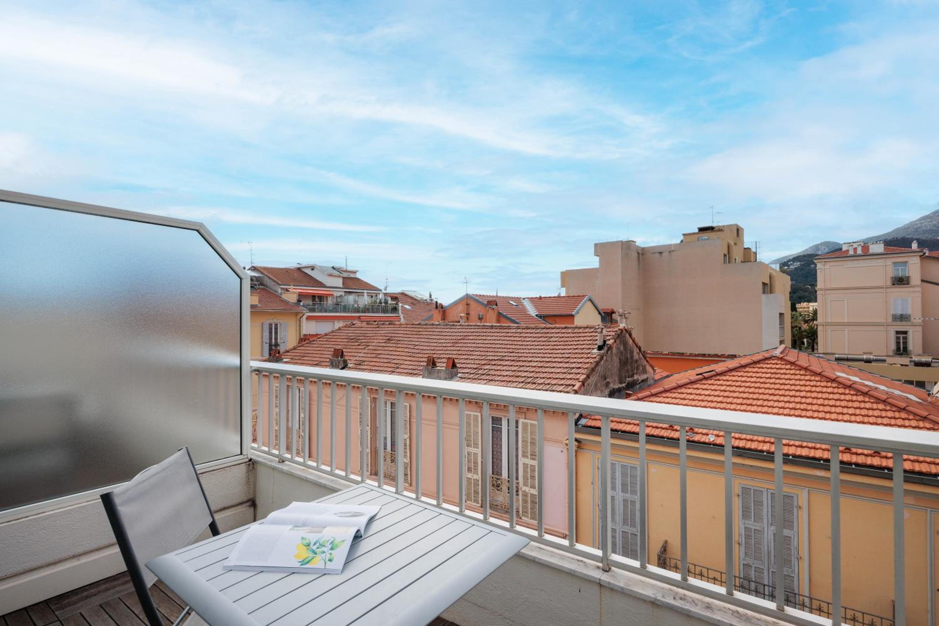 Standard Twin Room with Balcony - Photo 22