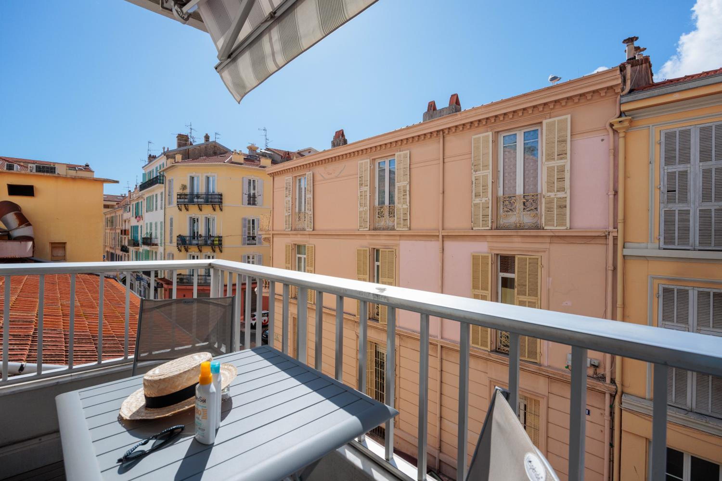 Standard Twin Room with Balcony - Photo 24