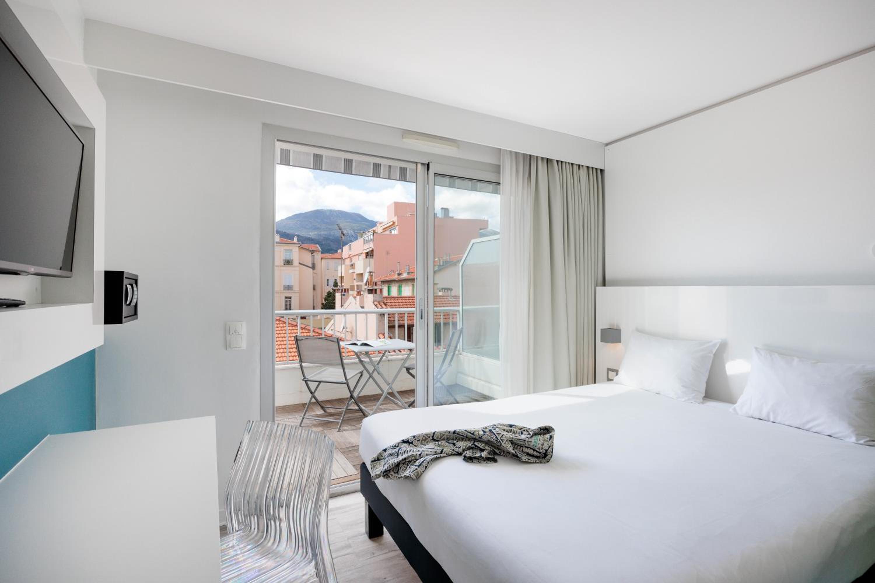 Standard Twin Room with Balcony - Photo 16