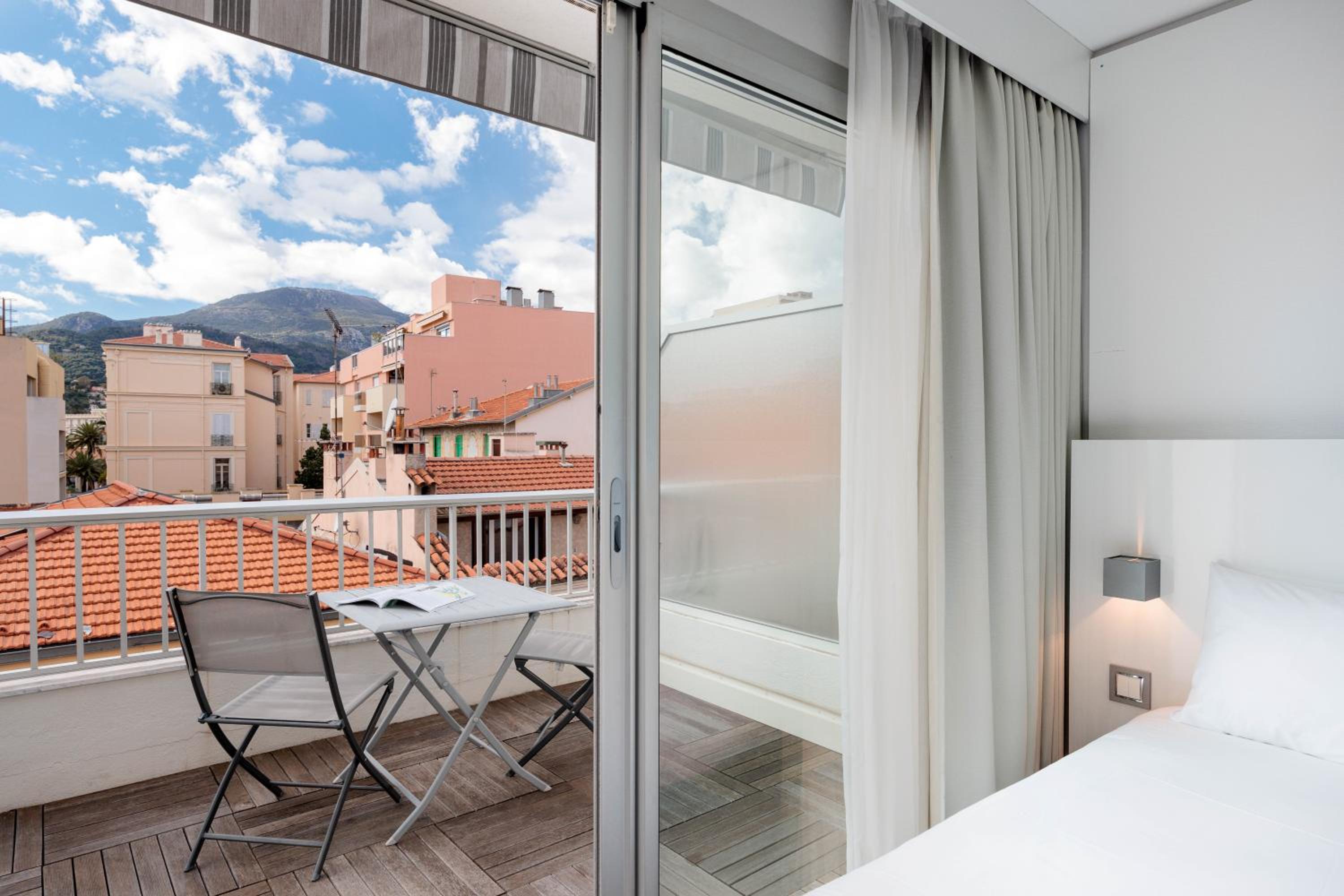 Standard Twin Room with Balcony - Photo 15
