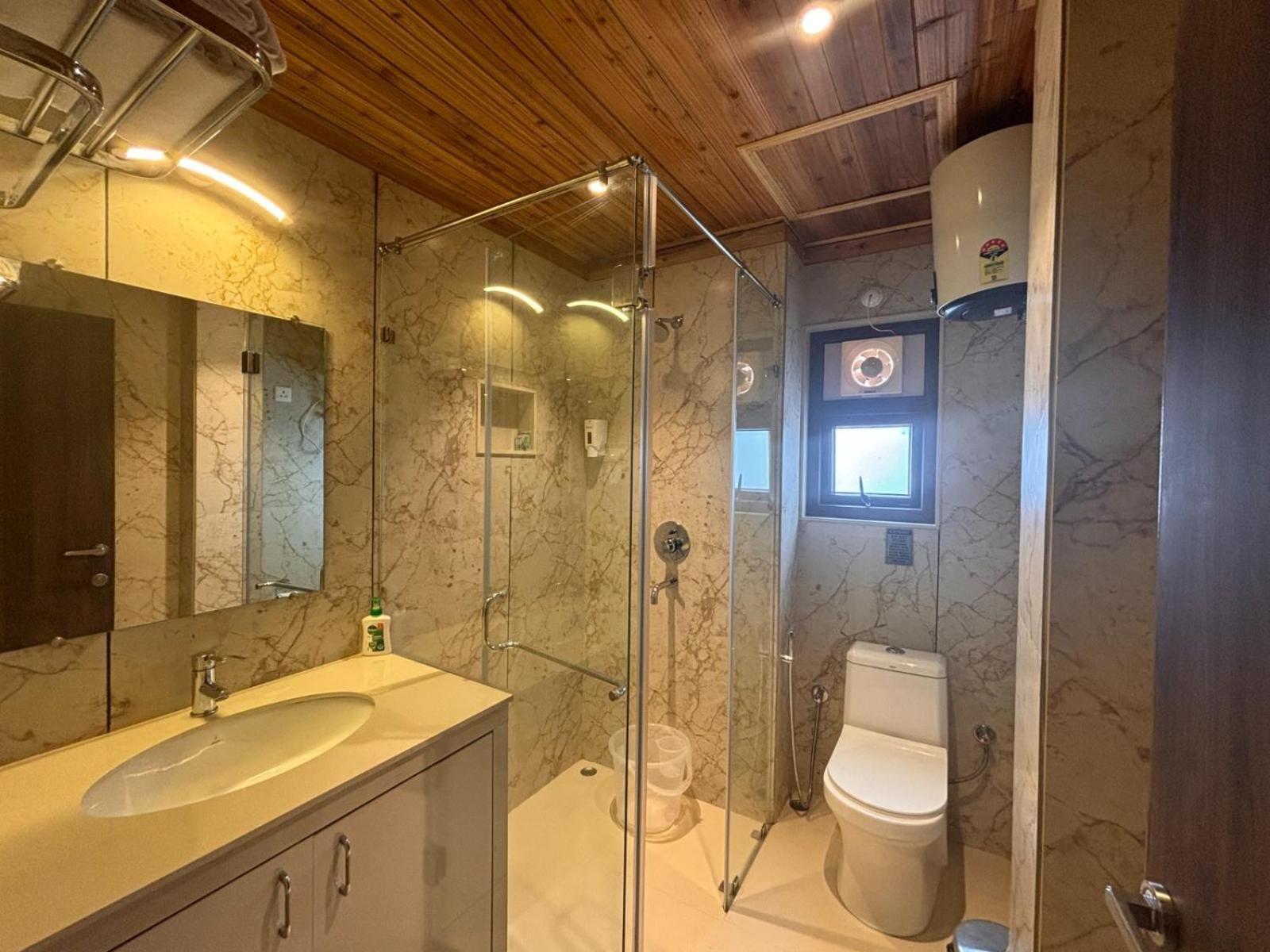 Deluxe King Room photo 2