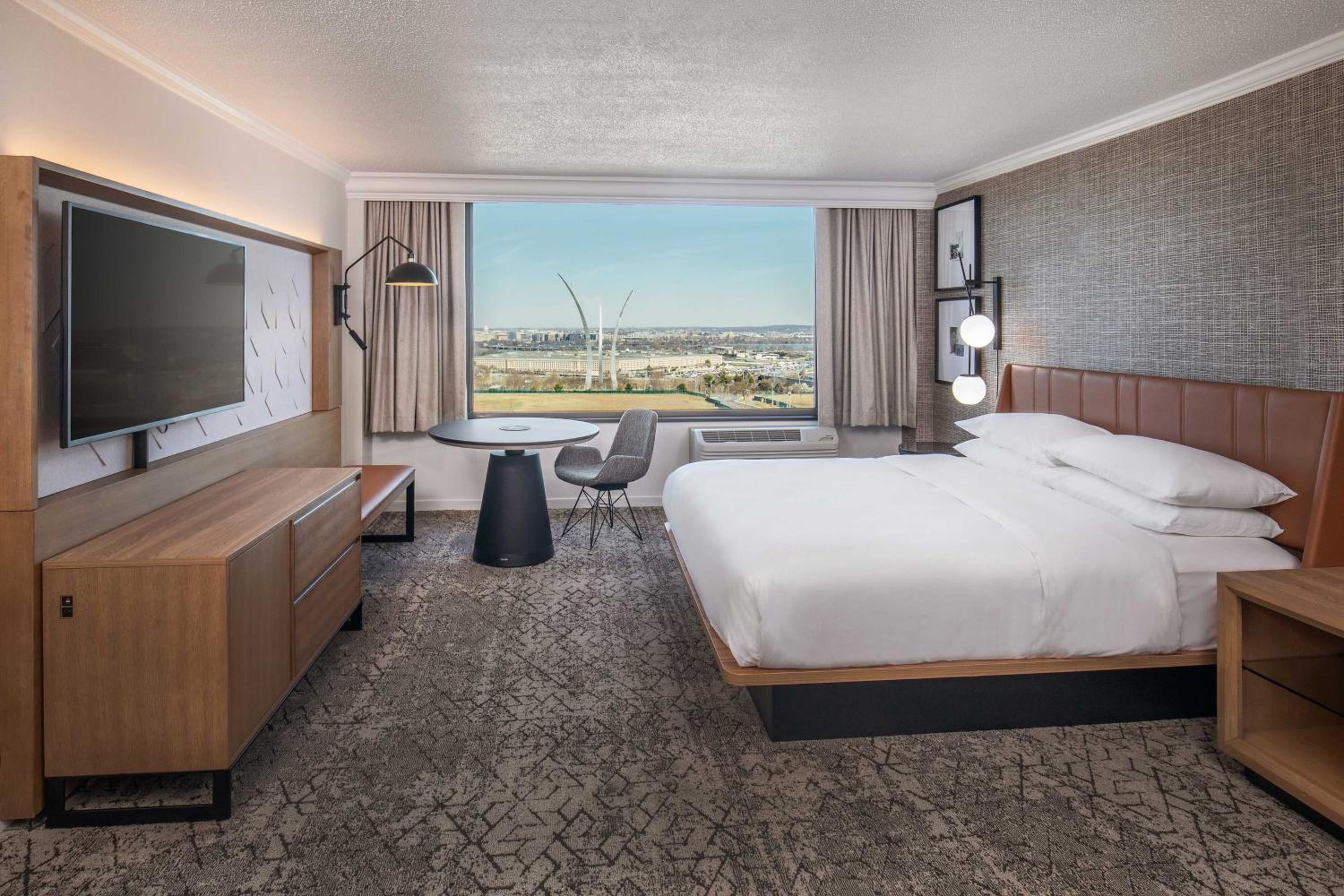 Suite, 1 King, City view, Main - Photo 2