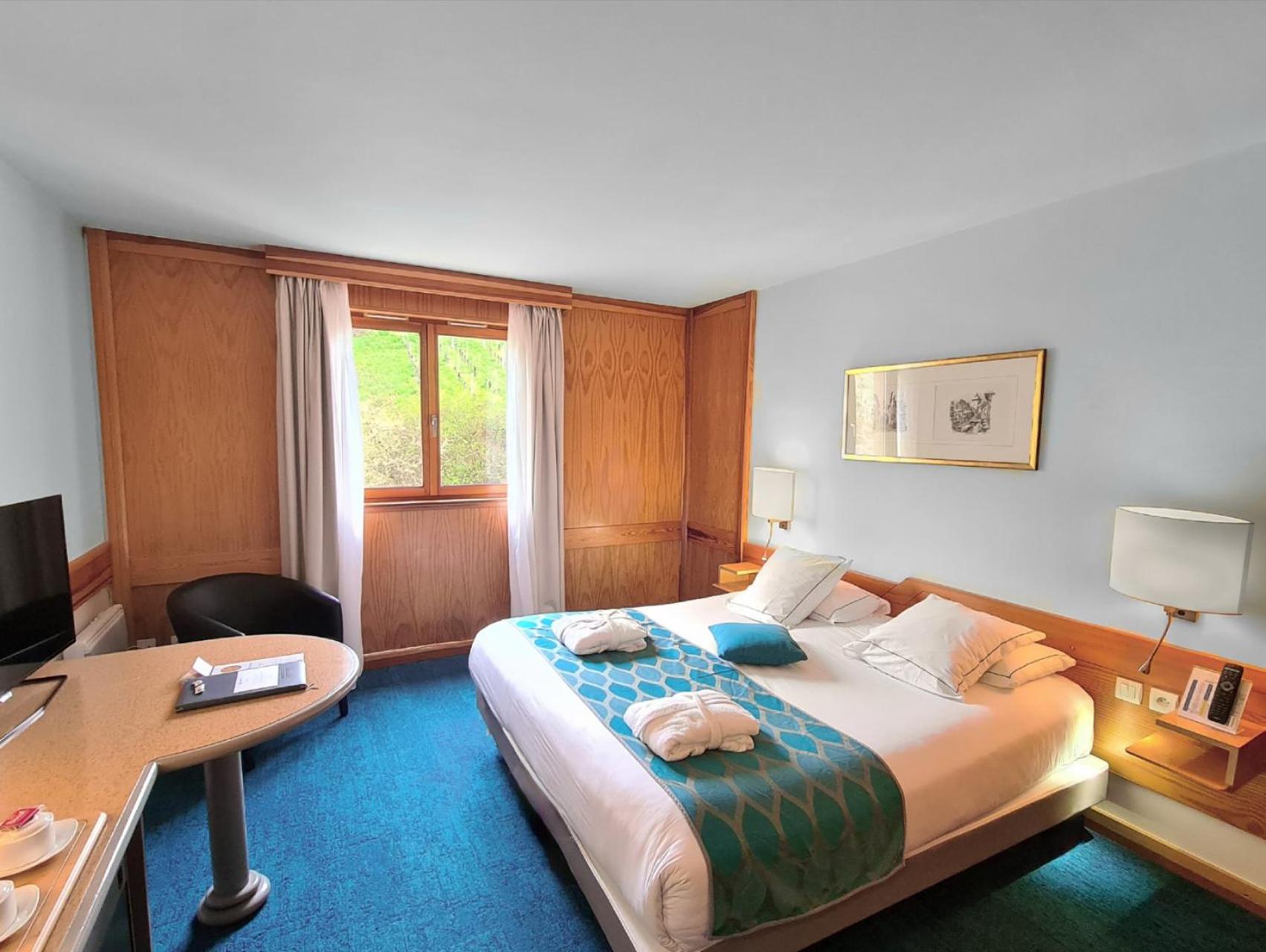 Standard Queen Room with Shower - Non-Smoking/Ground Floor