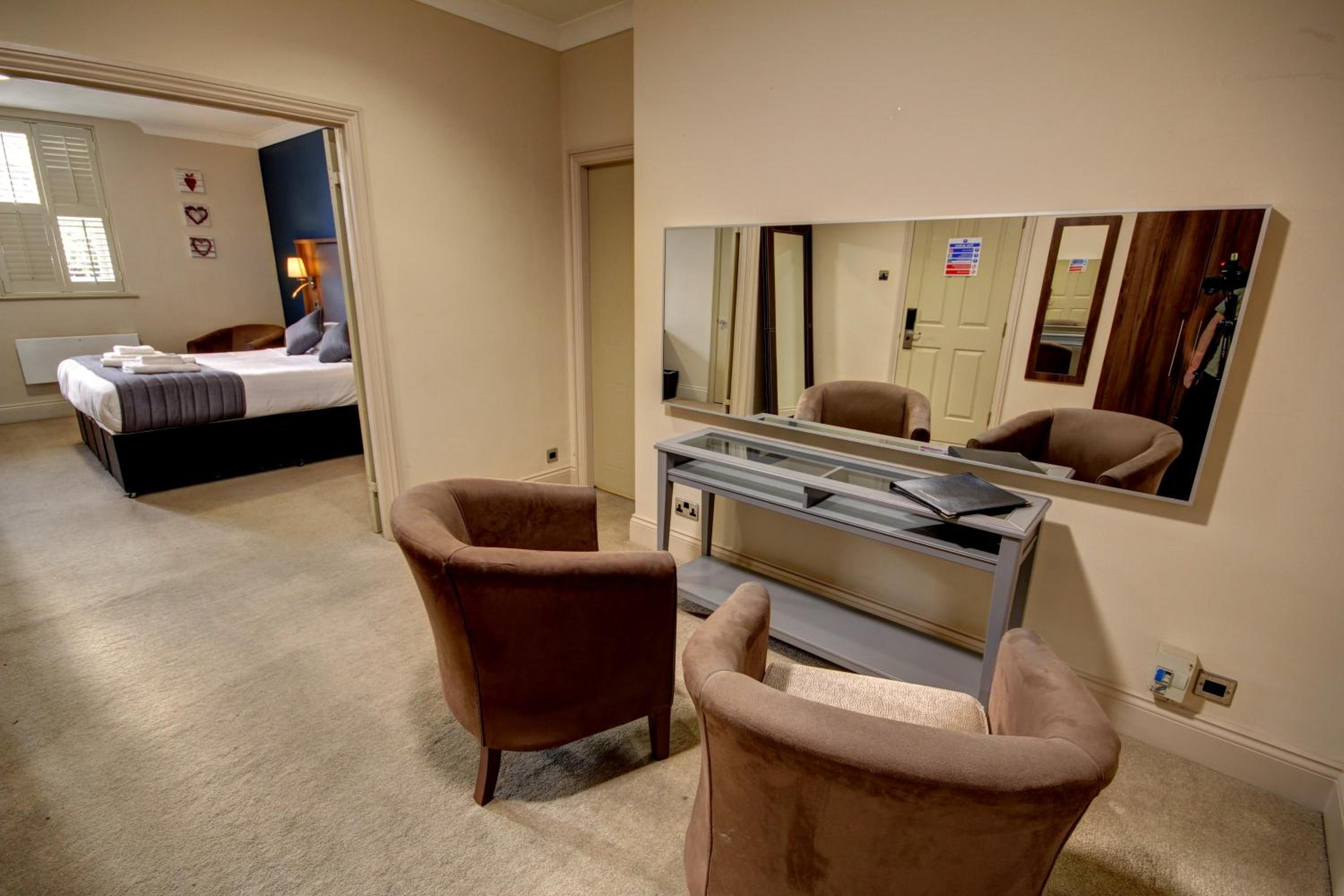 Executive Suite - Photo 2