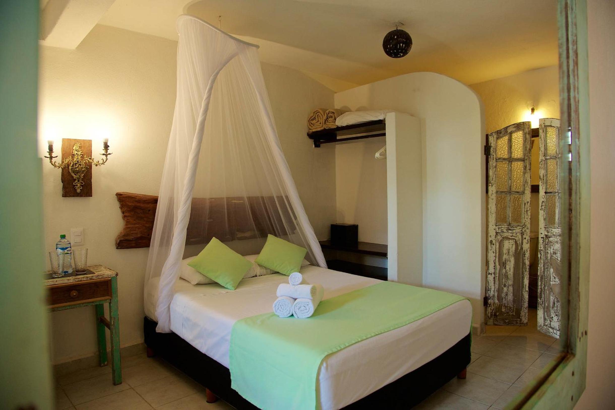 Standard Twin Room - Photo 9