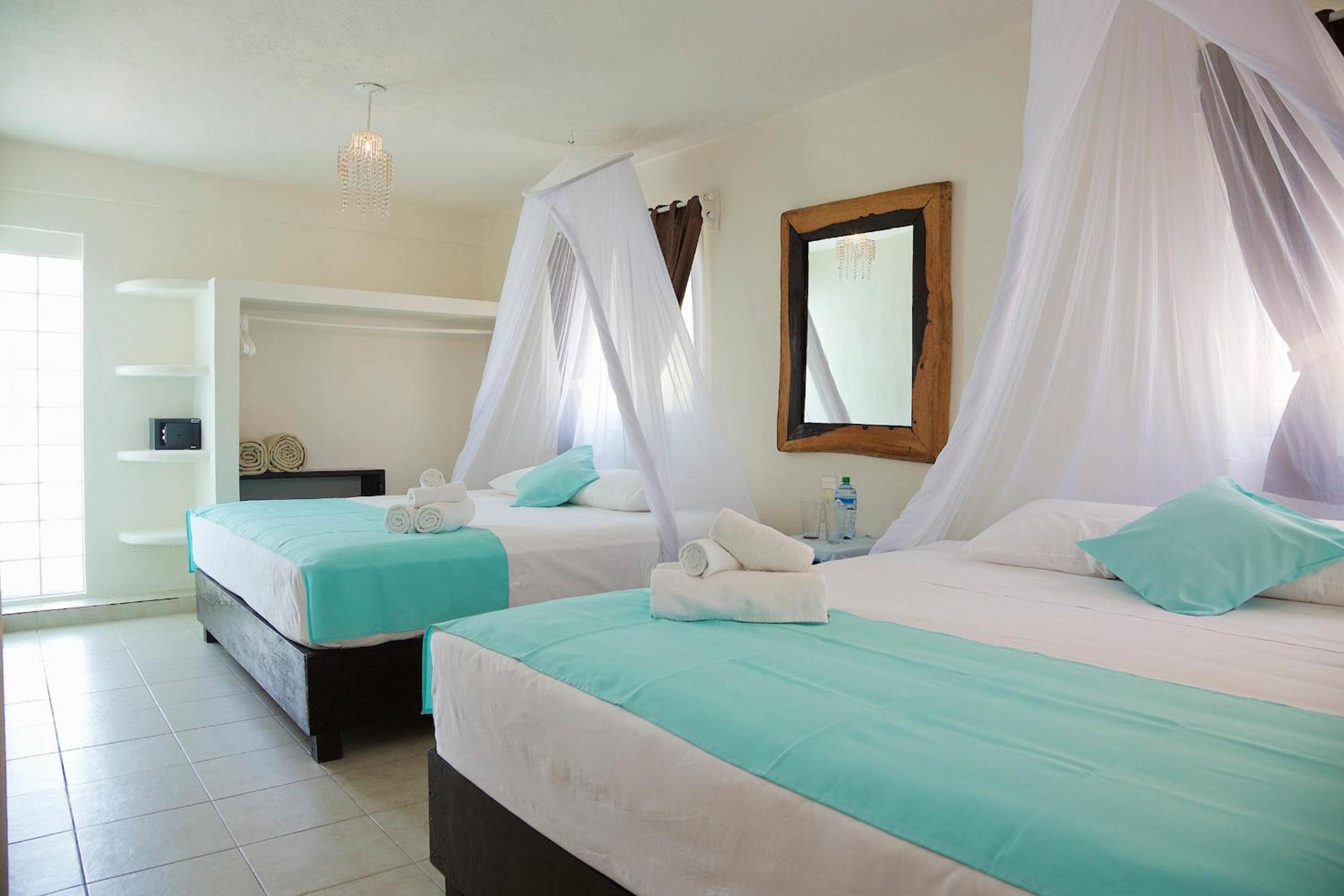 Royal Double Room with Two Double Beds - Sea View - Photo 1