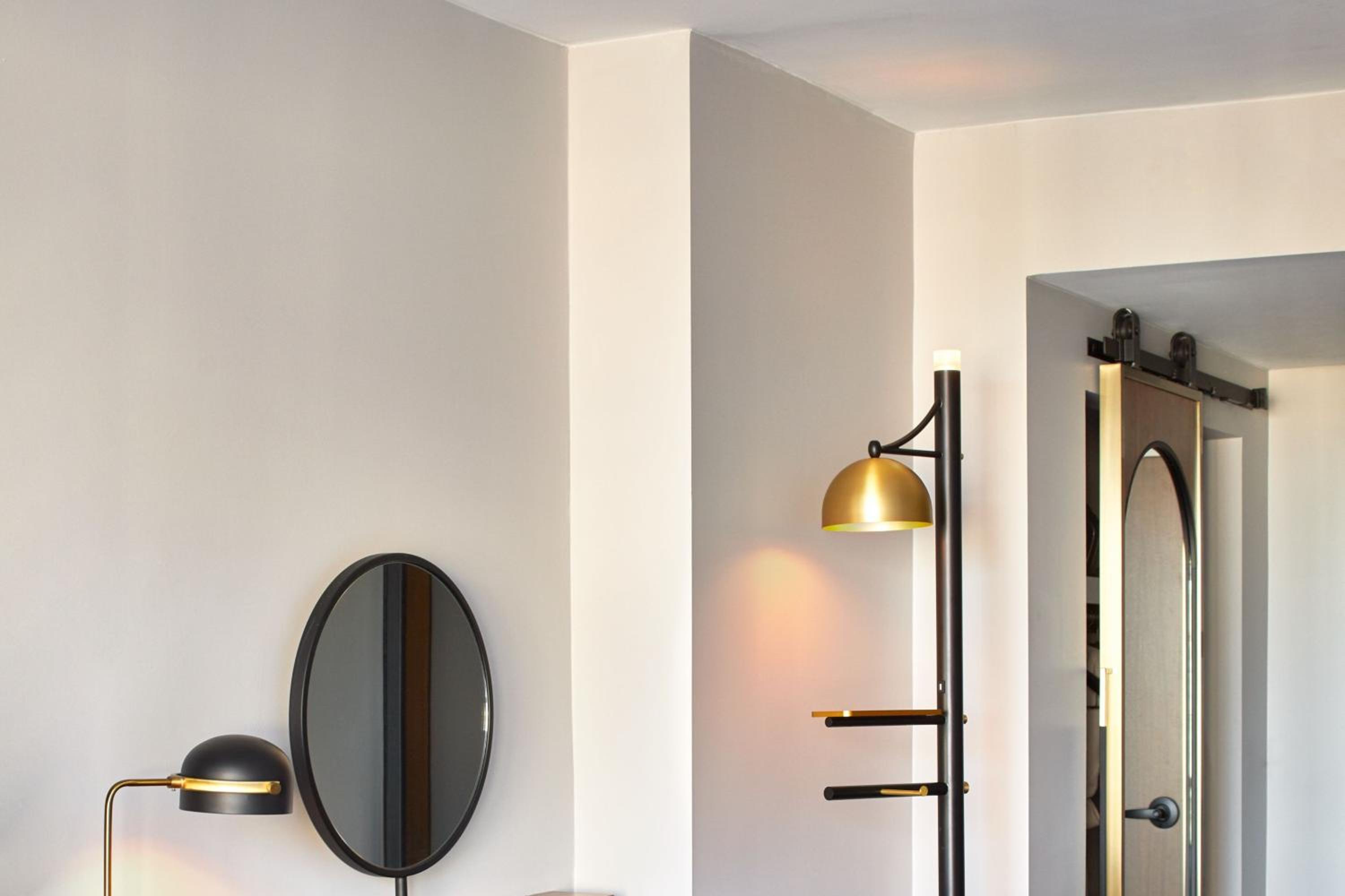 Deluxe Guest room, 1 King - Photo 8