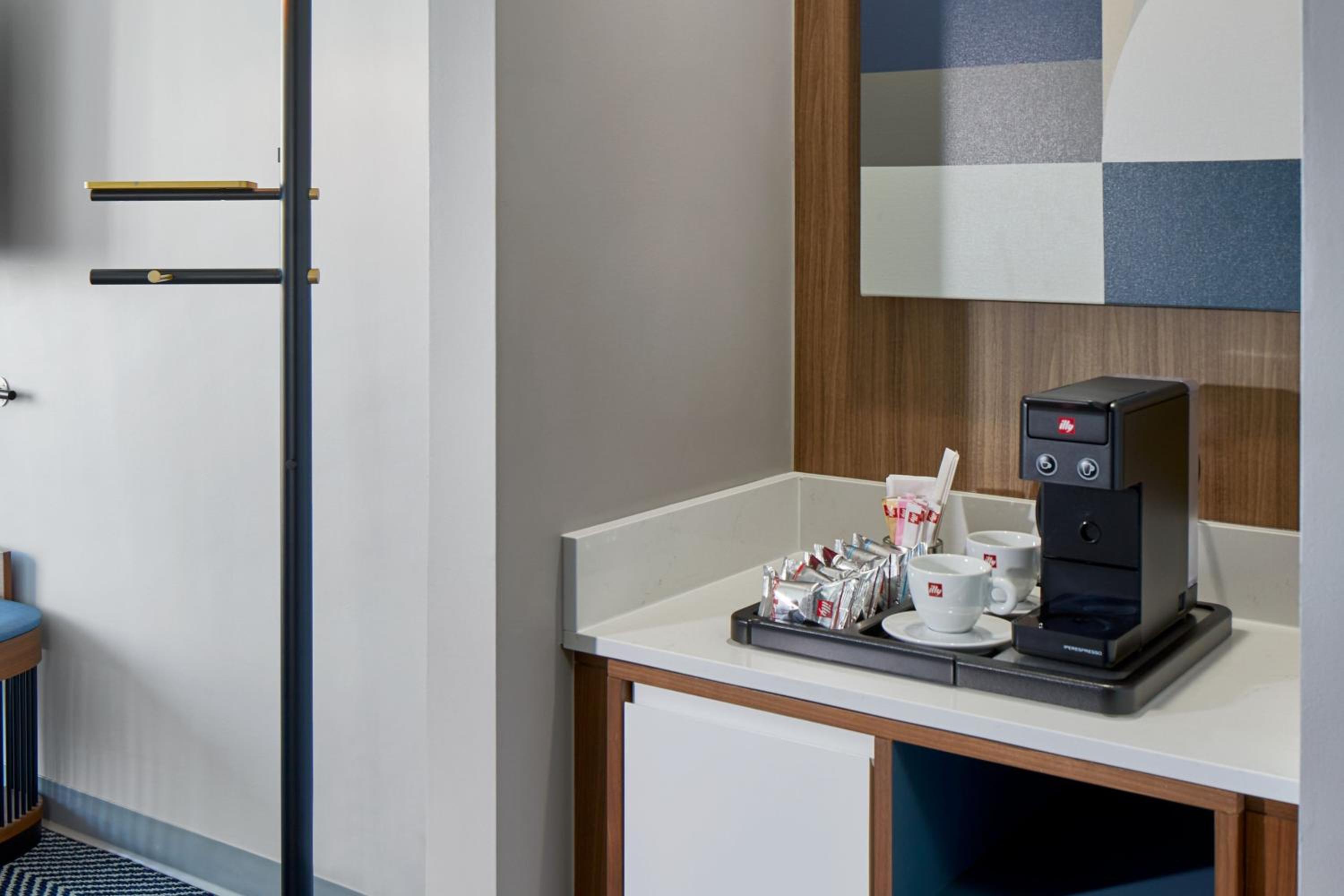 Deluxe Guest room, 1 King - Photo 5