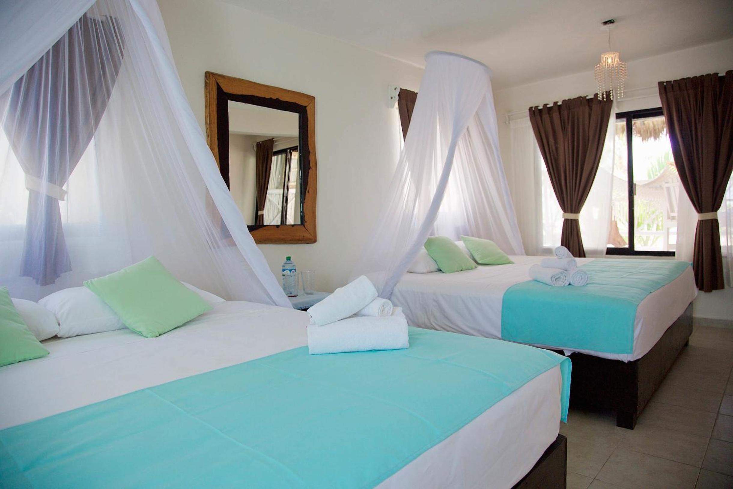 Royal Double Room with Two Double Beds - Sea View - Photo 11