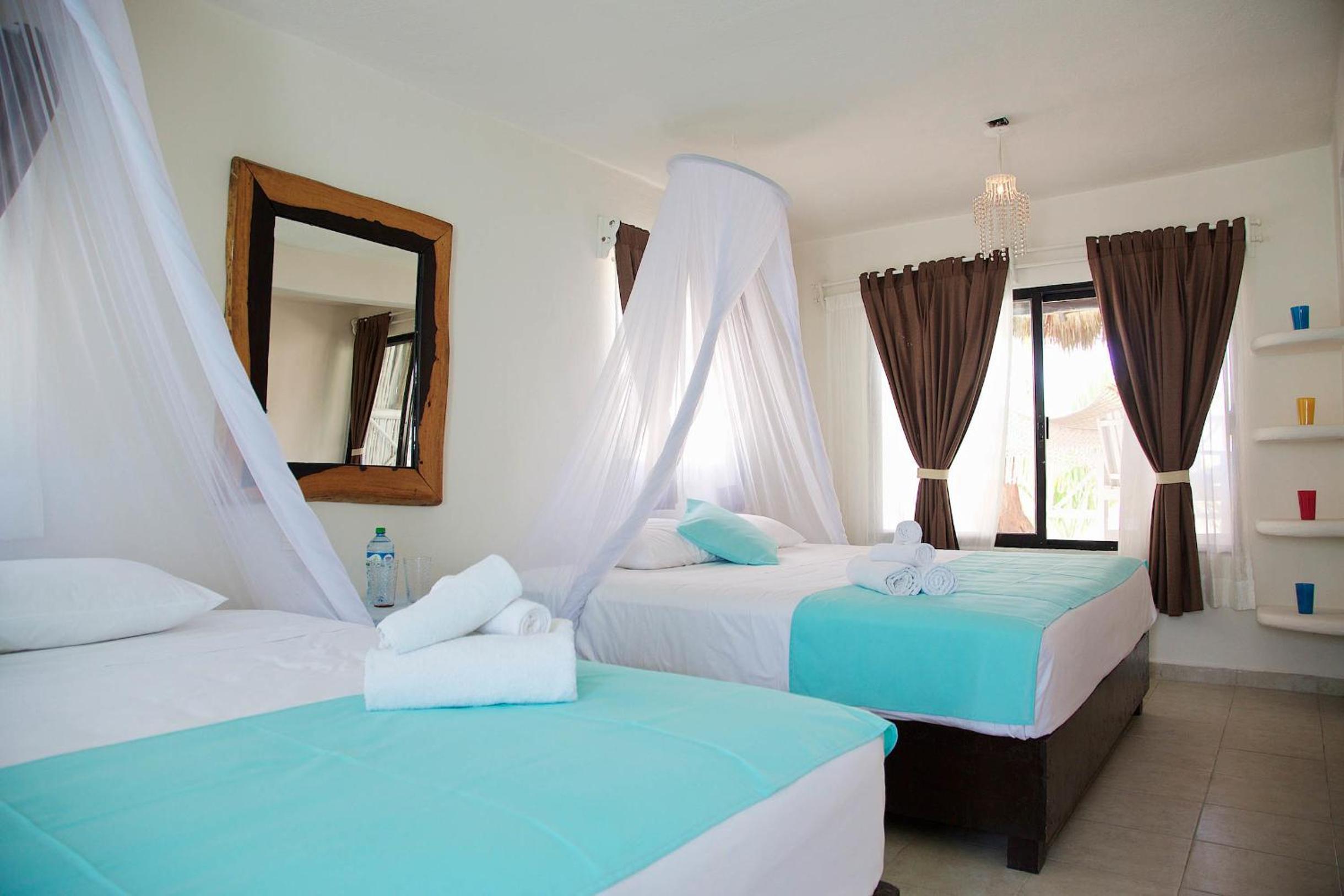Royal Double Room with Two Double Beds - Sea View - Photo 13
