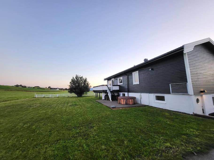 Five-Bedroom House photo 2