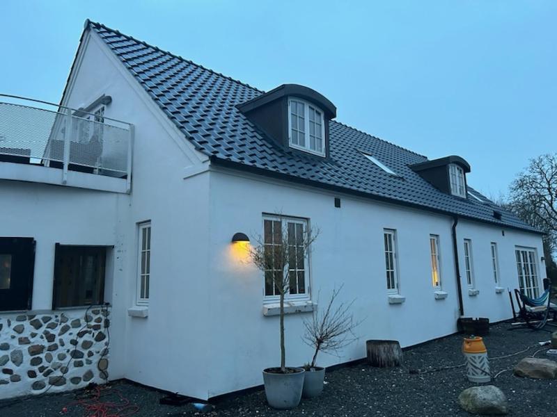 Six-Bedroom House photo 2
