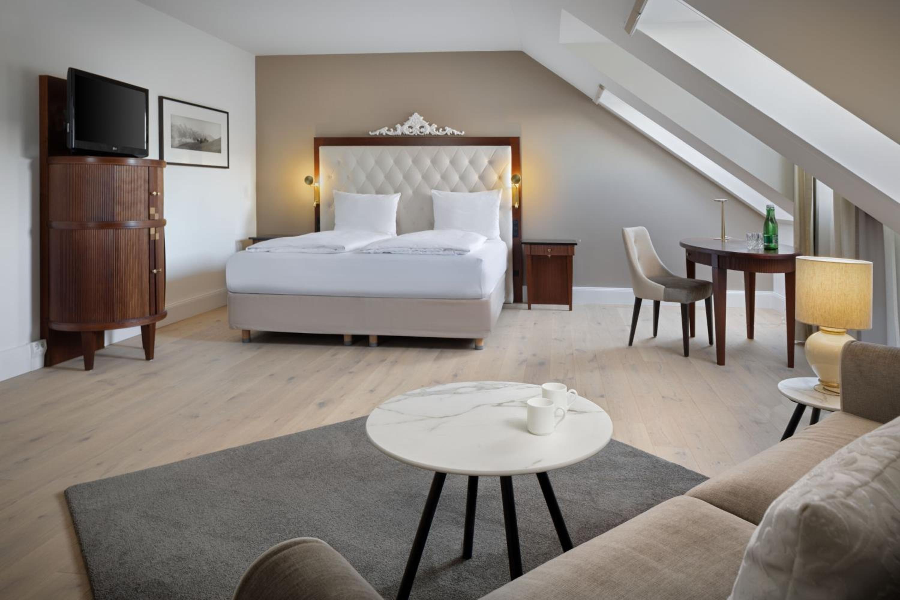 Junior King Suite with Garden View and Balcony - Photo 3