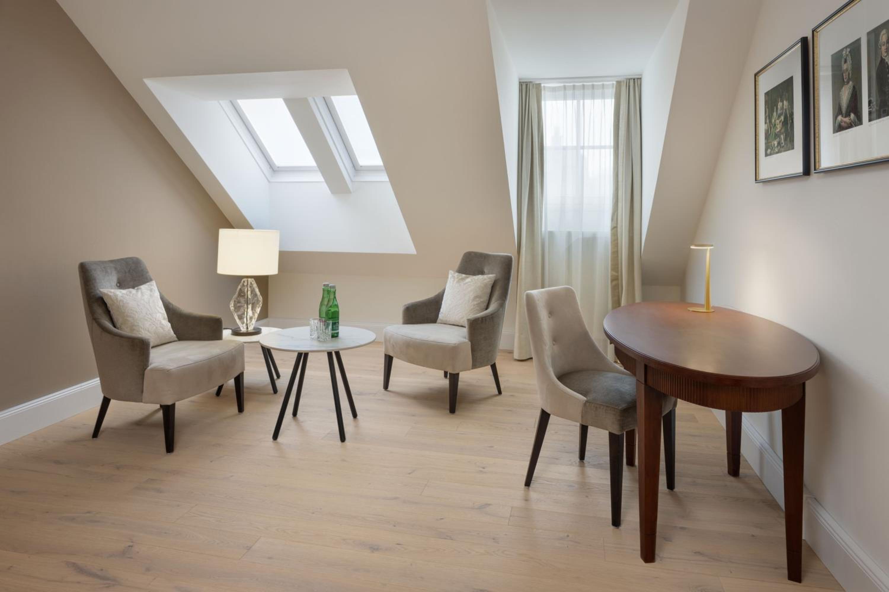 Junior King Suite with Garden View and Balcony - Photo 2