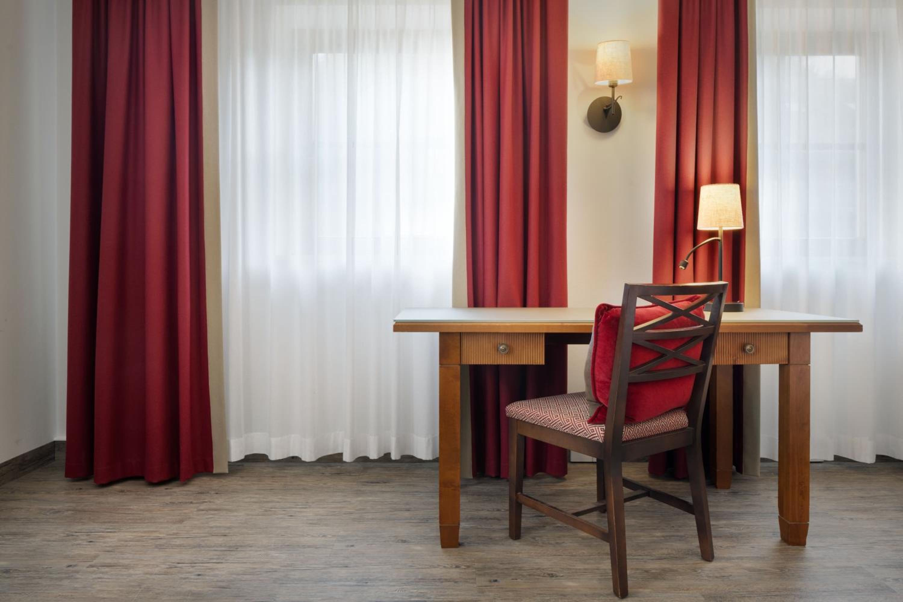 Deluxe King Room with Garden View - Photo 3