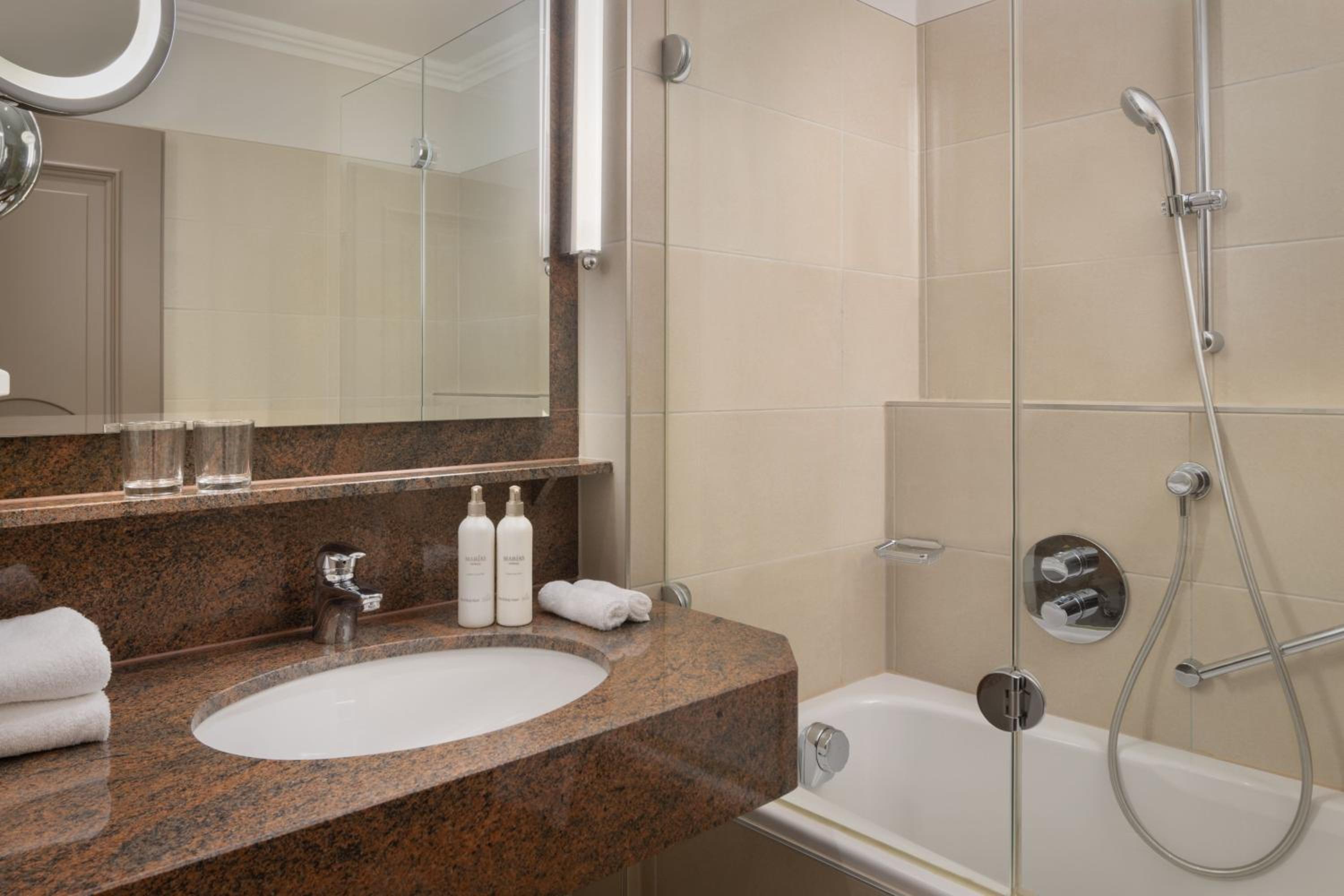 Comfort Twin Room with Two Twin Beds and Garden View - Photo 7