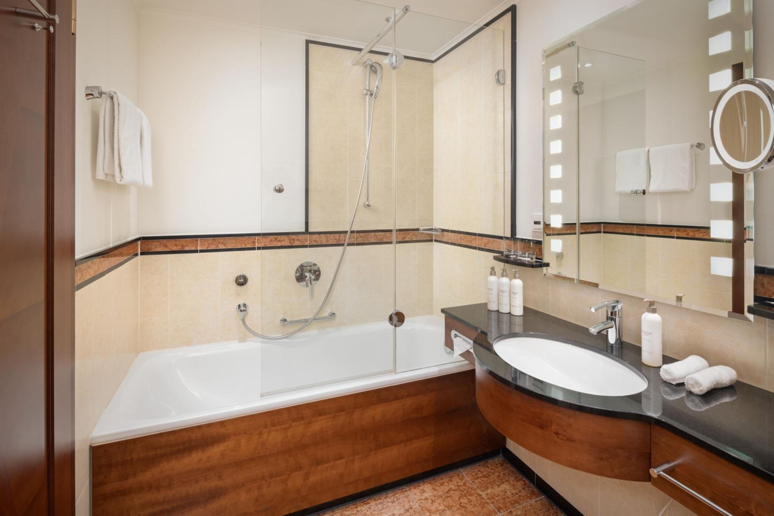 Junior King Suite with Garden View and Balcony - Photo 4