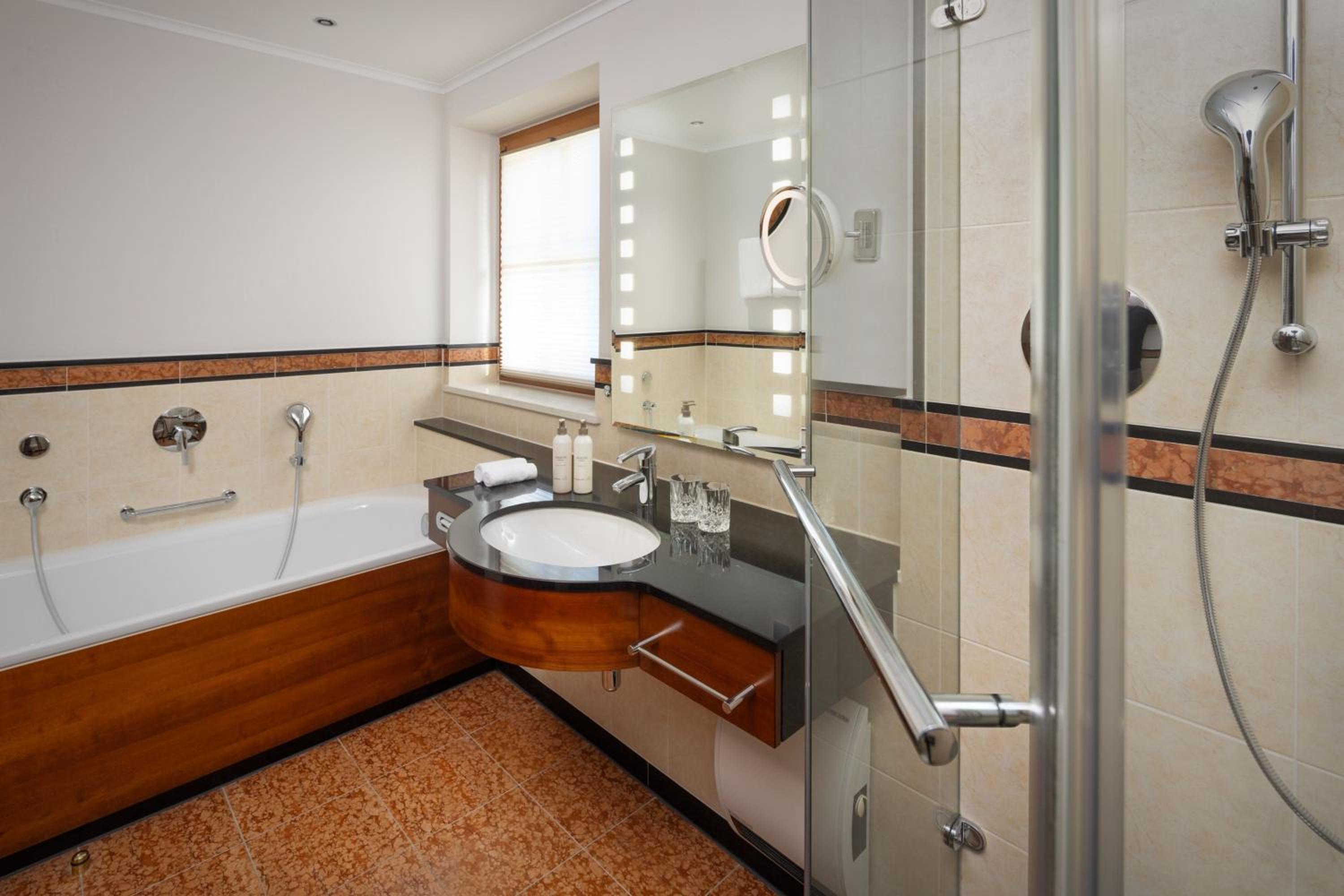 Grand Deluxe Twin Room with Two Twin Beds and Garden View - Photo 3